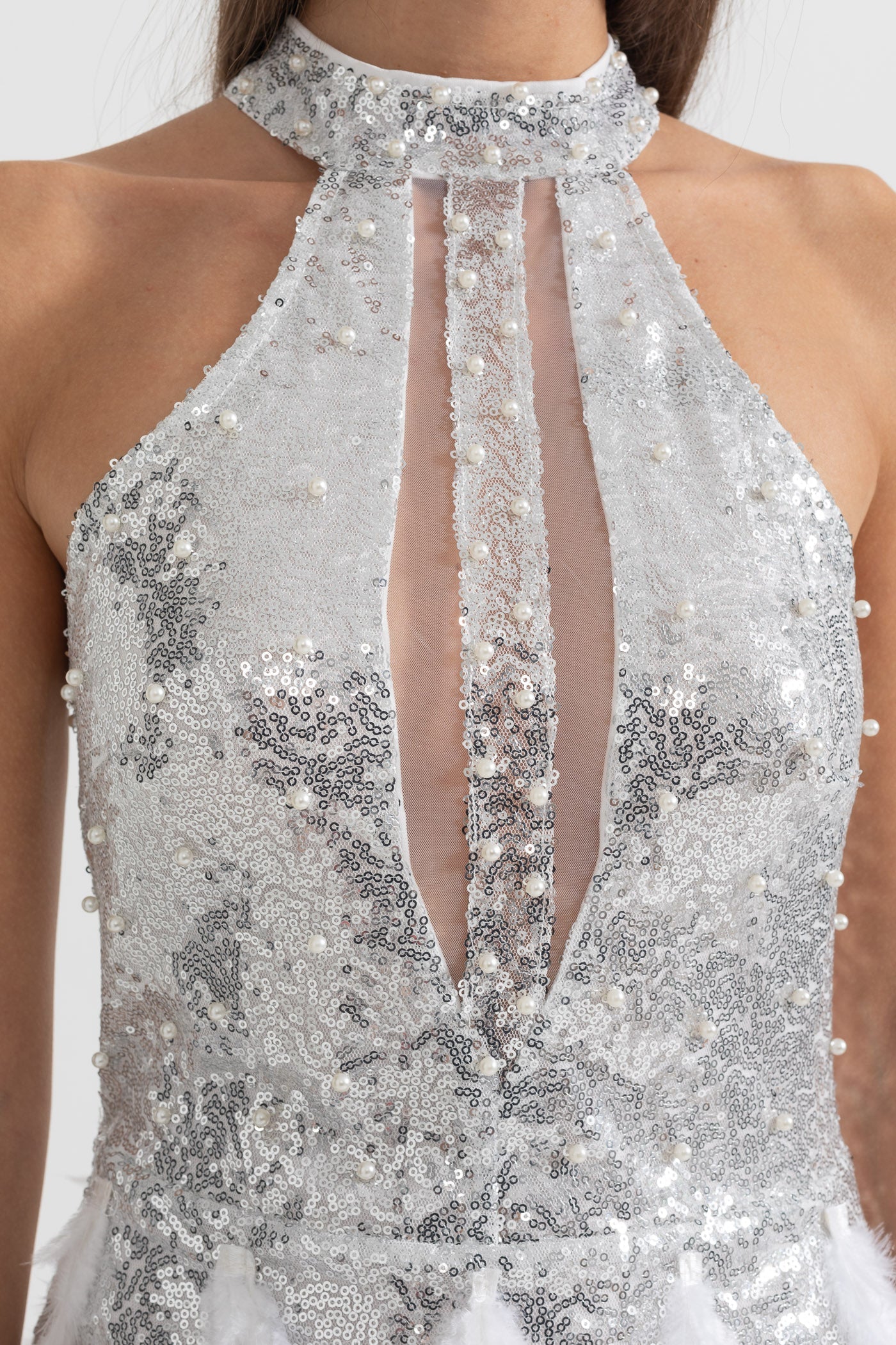 Mini abito scintillante con paillettes, cut-out frontali e piume - Argento 