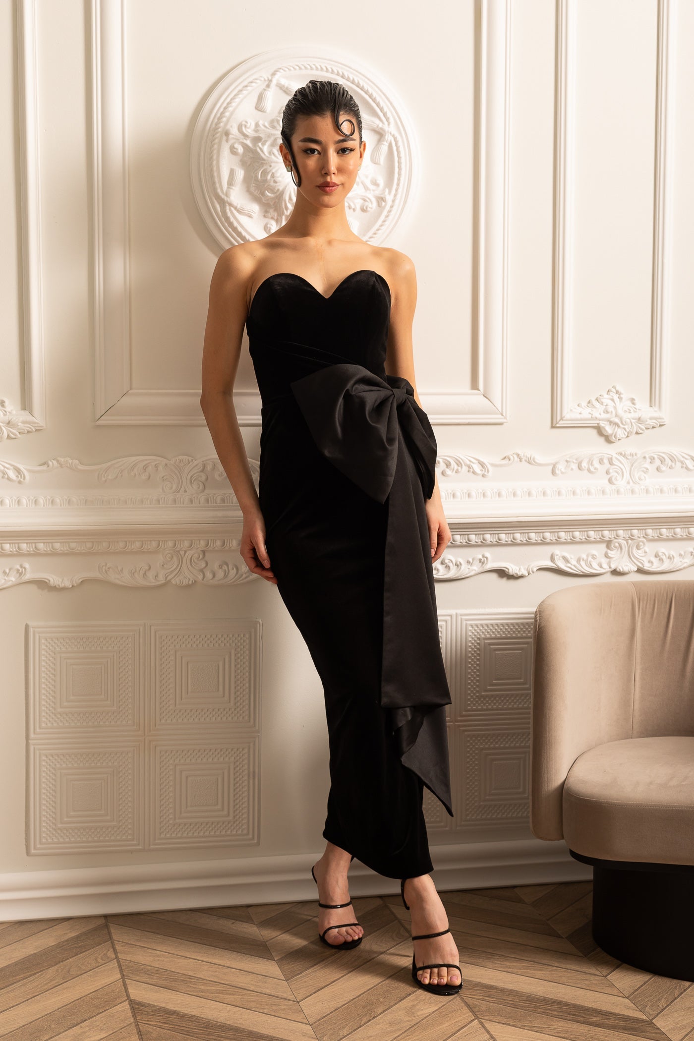 Elegant Strapless Dress With Draped Satin Bow - Black