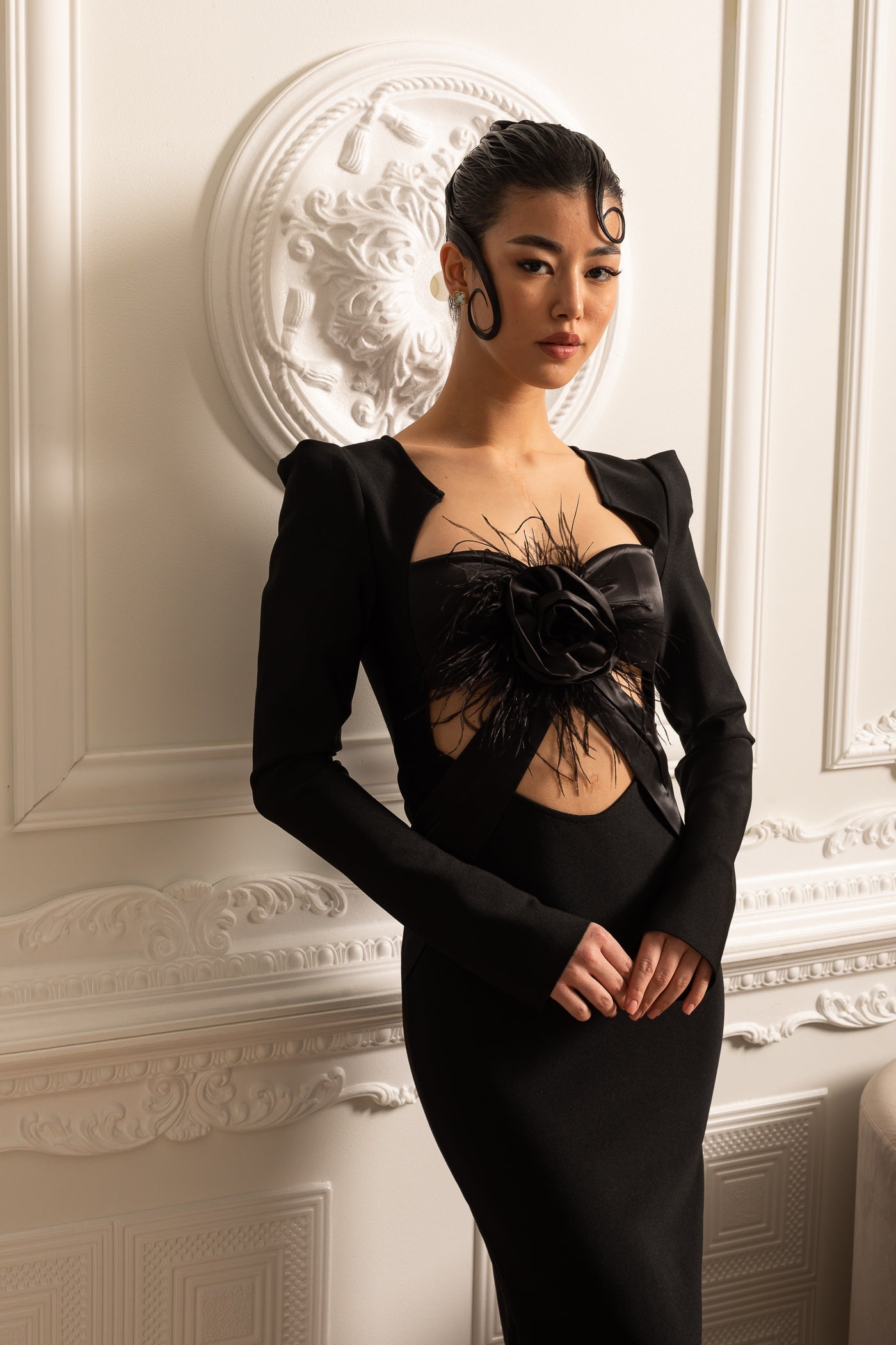 Elegante abito a maniche lunghe con spalle strutturate e apertura frontale - Nero 