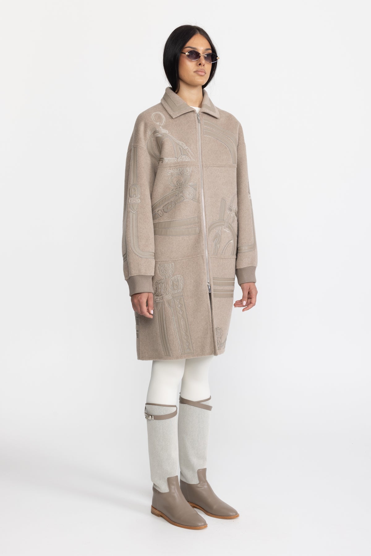 Cappotto in lana con zip e ricamo appliqué equestre - Taupe 