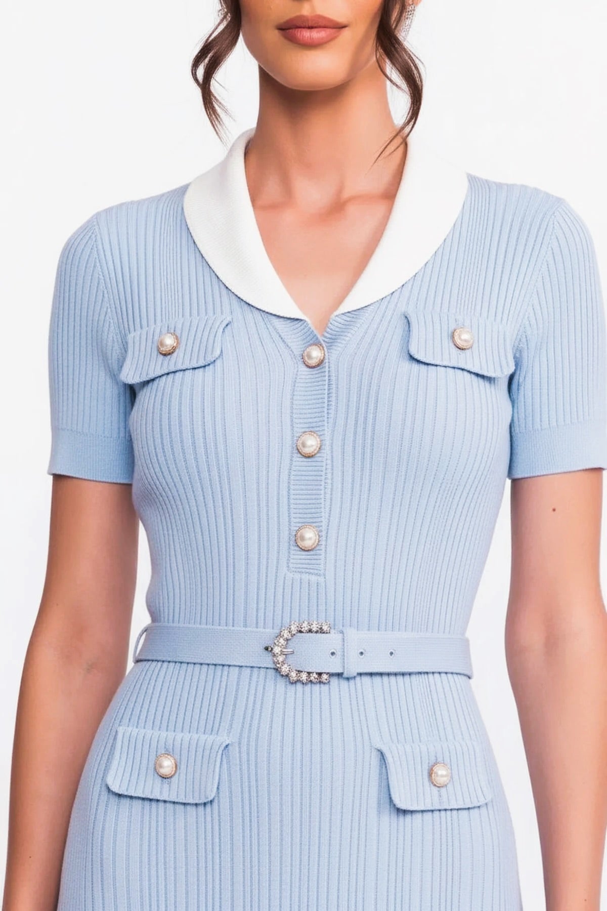 Abito midi in maglia a coste con colletto bianco e cintura di perle - light blue 