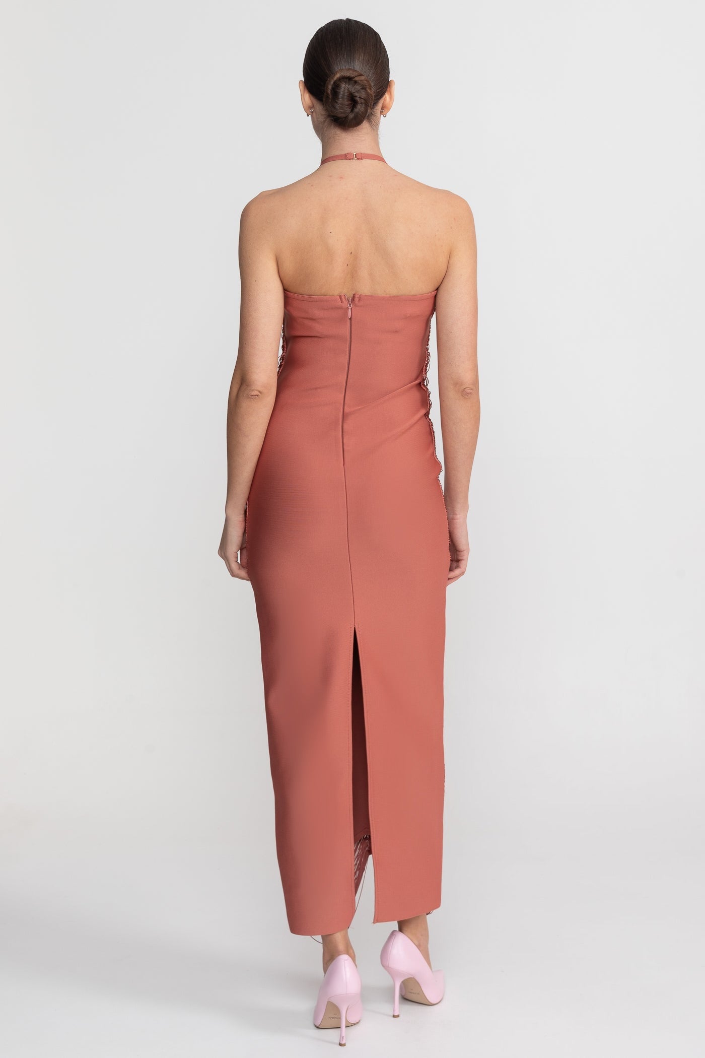 Abito Midi con Scollo Halter e Texture Plissettata Su Tutta la Superficie - Marrone Chiaro 