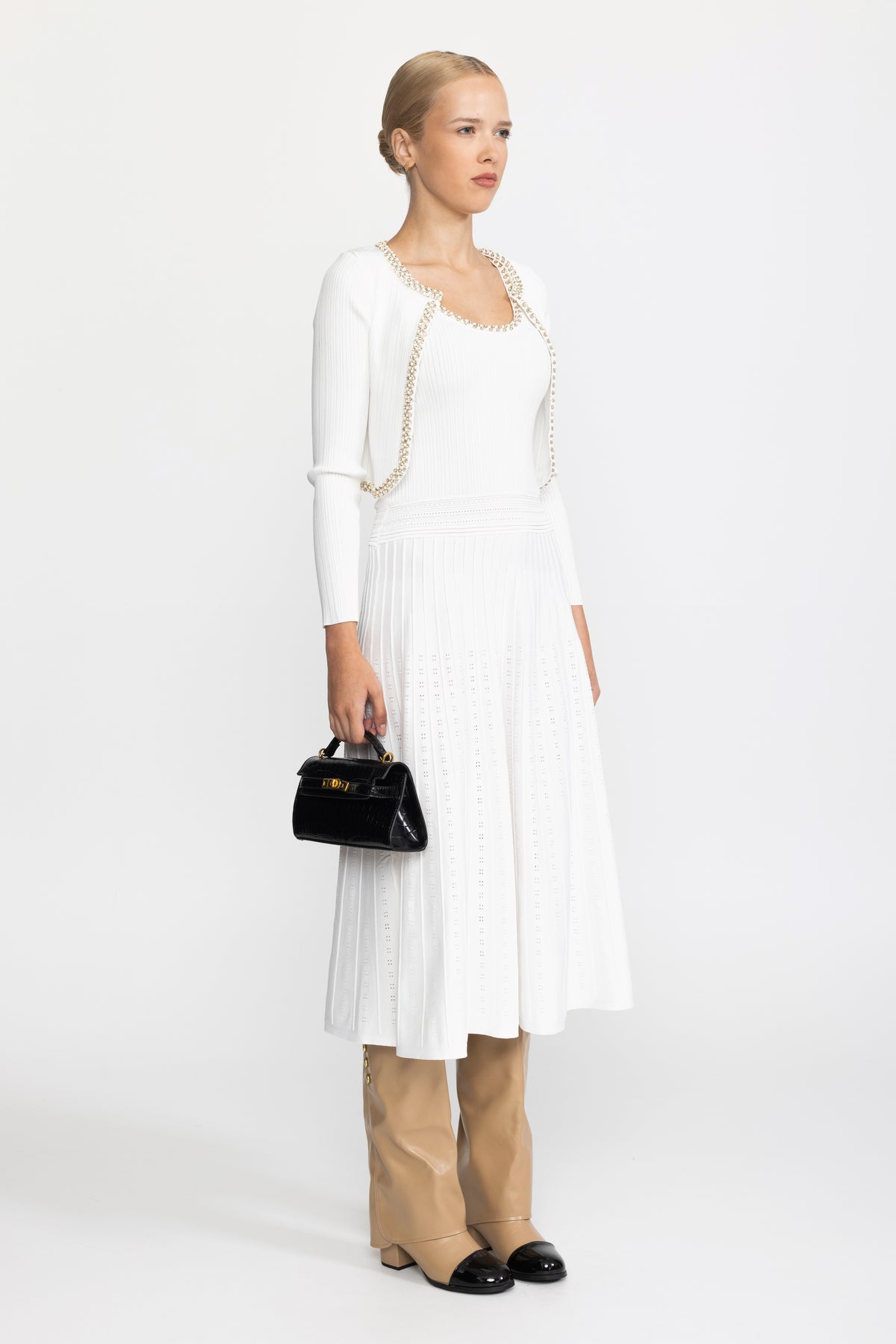 Set con abito midi in maglia a canotta con profili di perle e bolero - Bianco 
