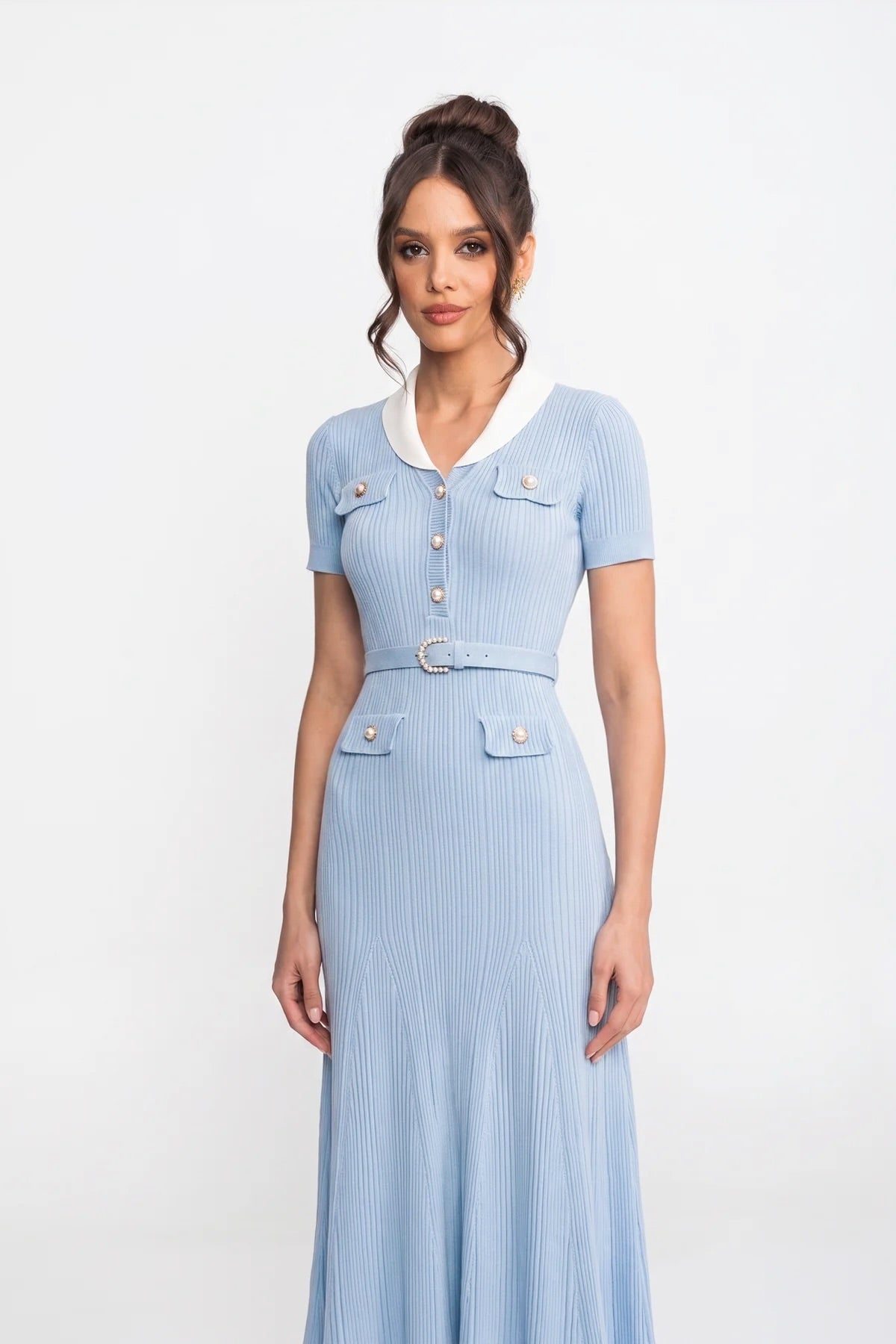 Abito midi in maglia a coste con colletto bianco e cintura di perle - light blue 