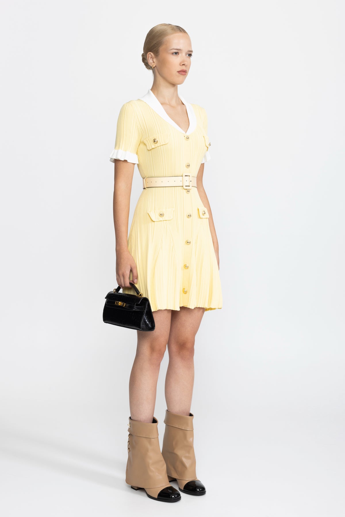 Abito mini in maglia a coste con colletto a contrasto e cintura - Giallo 