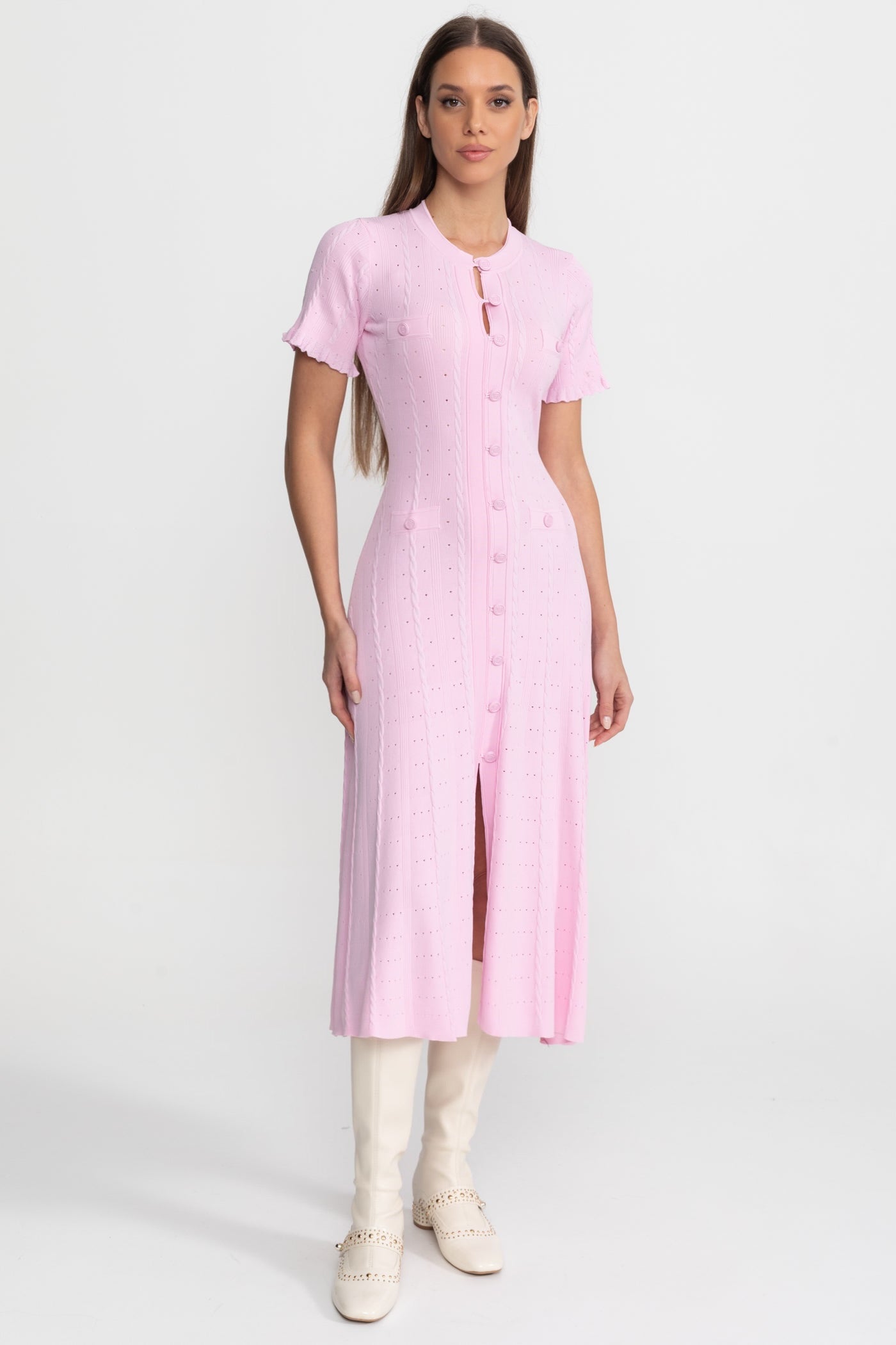 Abito midi in maglia con bottoni frontali e maniche smerlate – Rosa 