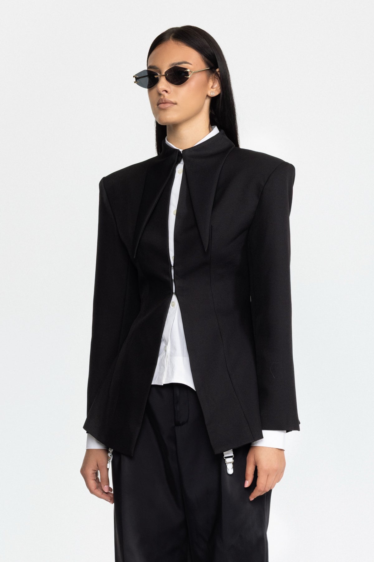 Blazer nero con colletto a punta strutturato e chiusura frontale con ganci 