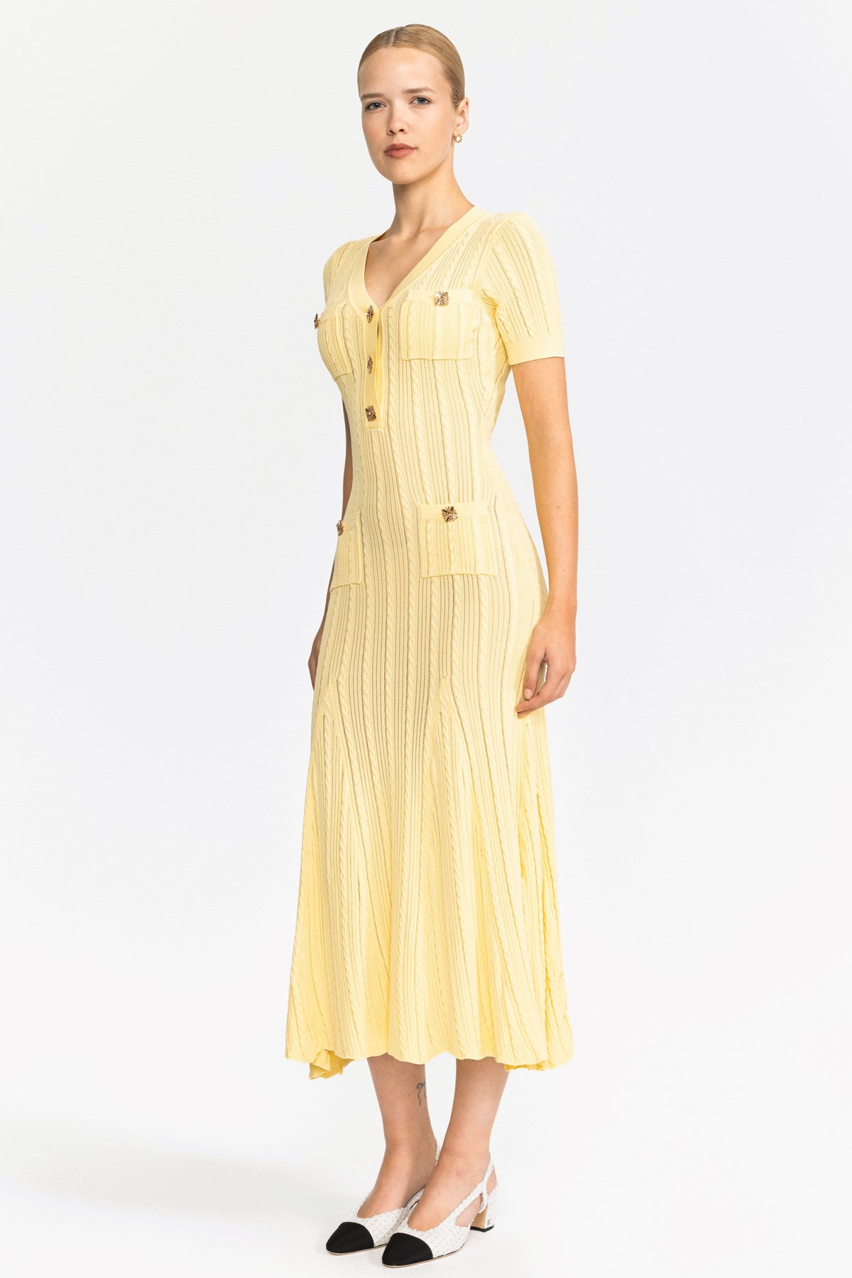 Abito midi in maglia a trecce con bottoni gioiello - Giallo 