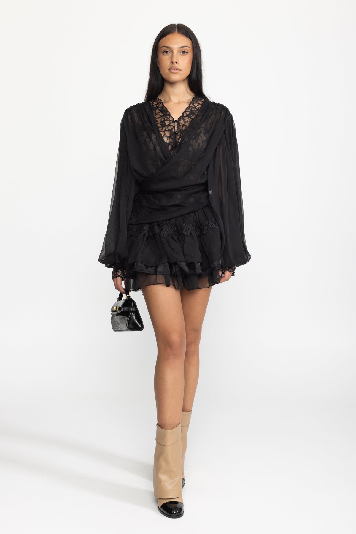 Completo coordinato con blusa a portafoglio in chiffon con inserti in pizzo e minigonna con ruches - Nero 