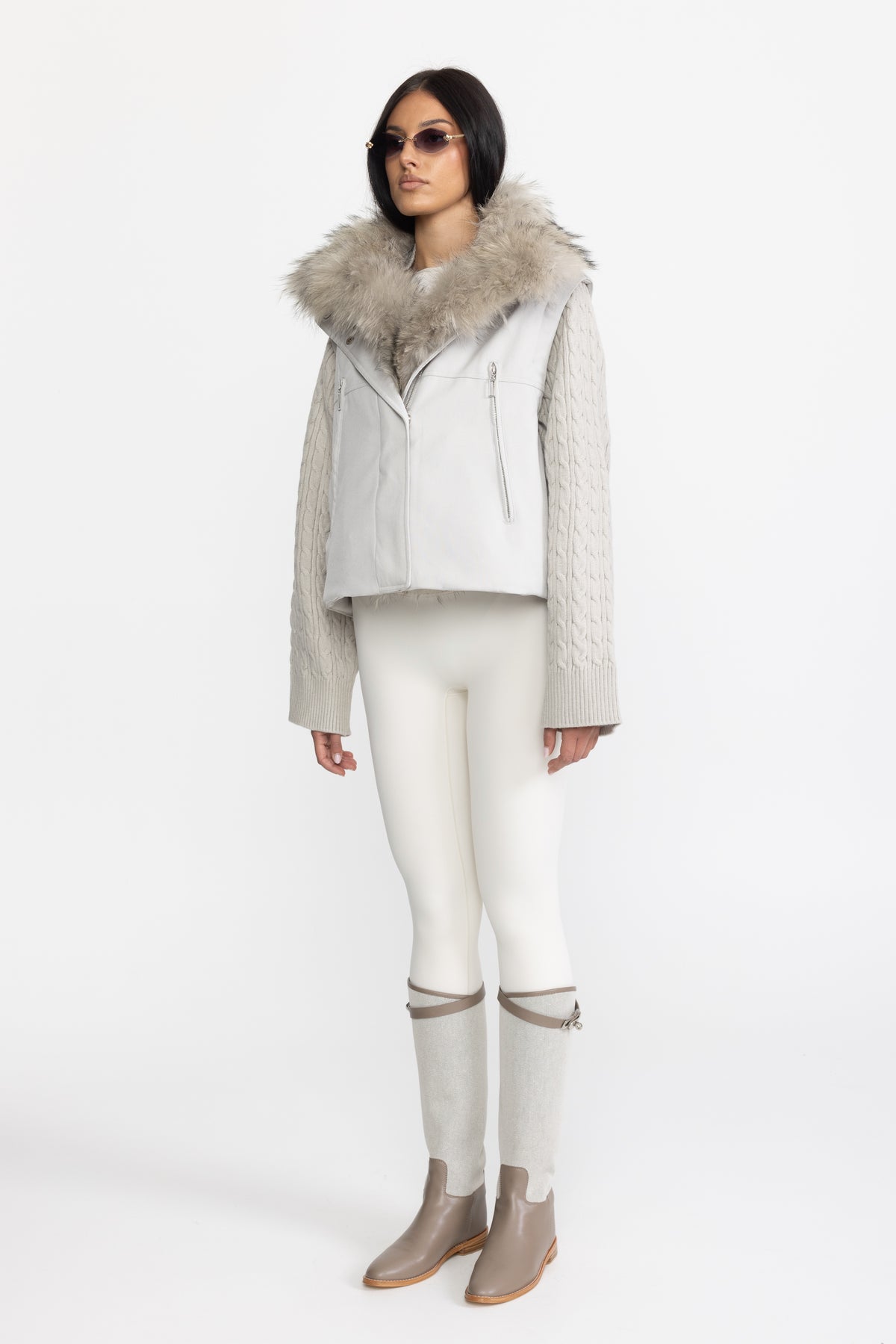 Piumino cropped con maniche in maglia a trecce e collo in pelliccia di procione - grigio chiaro 