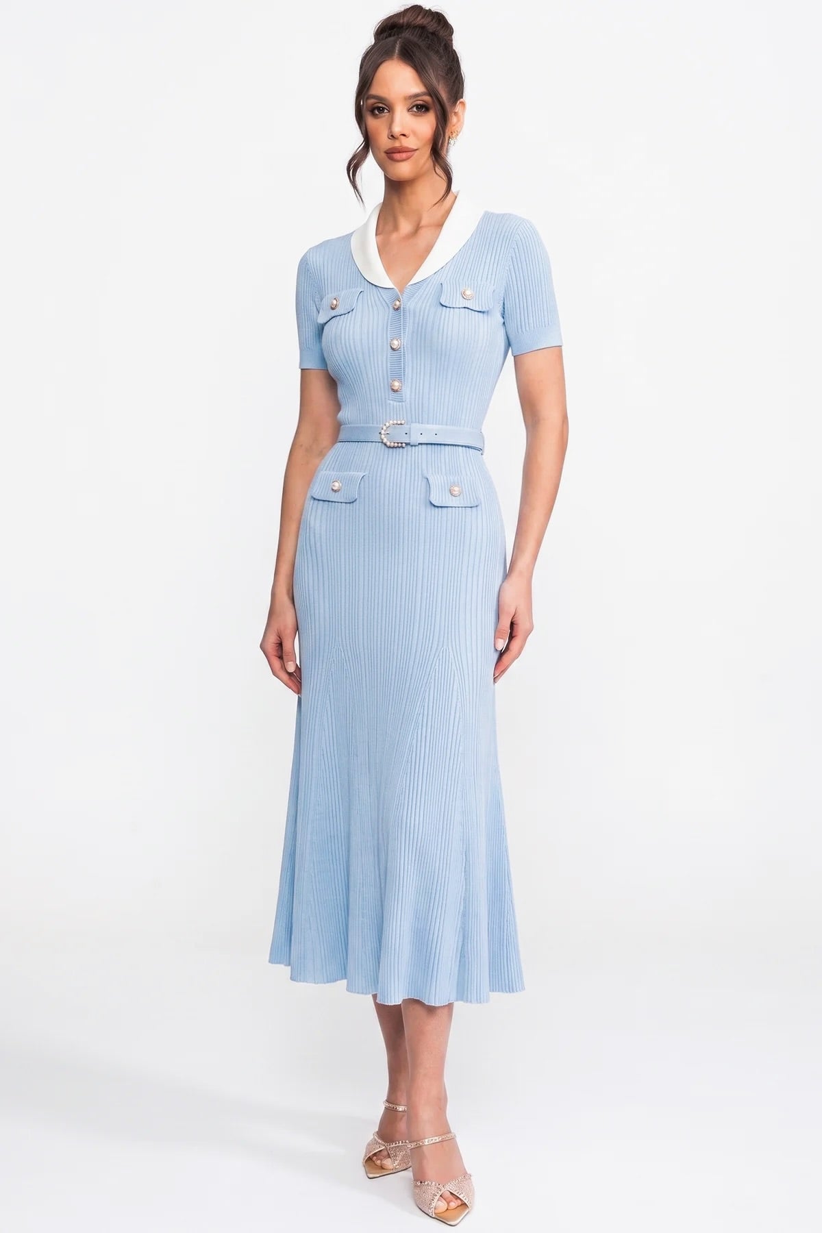 Abito midi in maglia a coste con colletto bianco e cintura di perle - light blue 