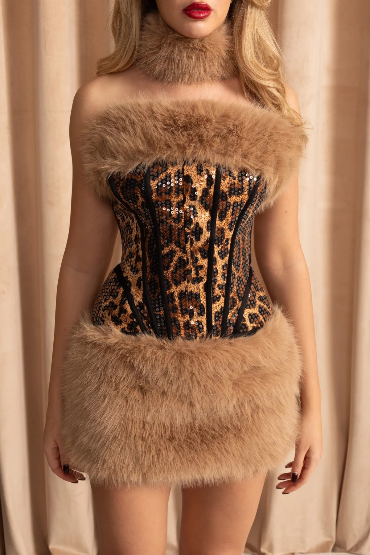 Coordinato in paillettes leopardate con bordo in eco-pelliccia – Beige 