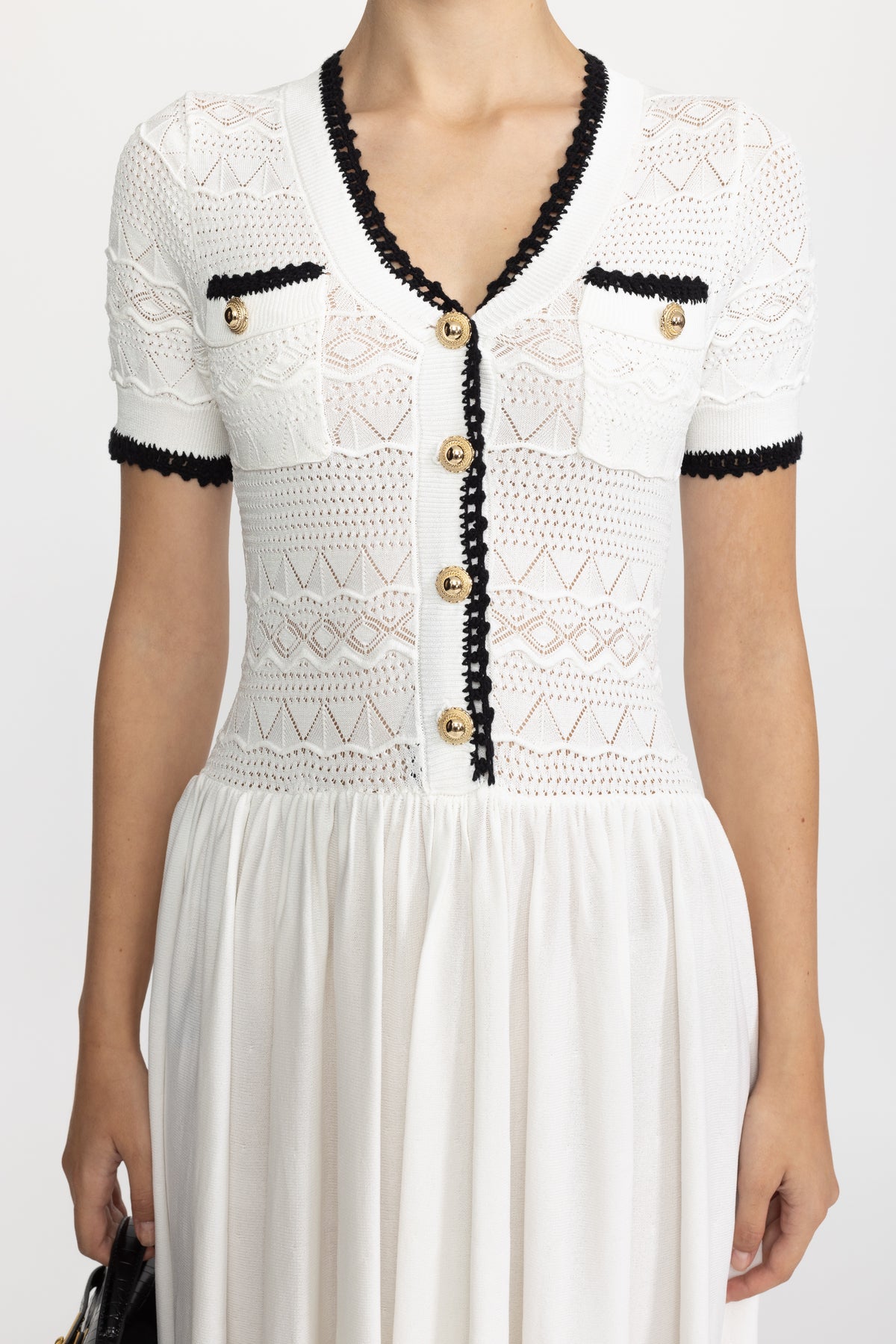 Abito maxi bianco con corpetto in maglia pointelle e cintura 