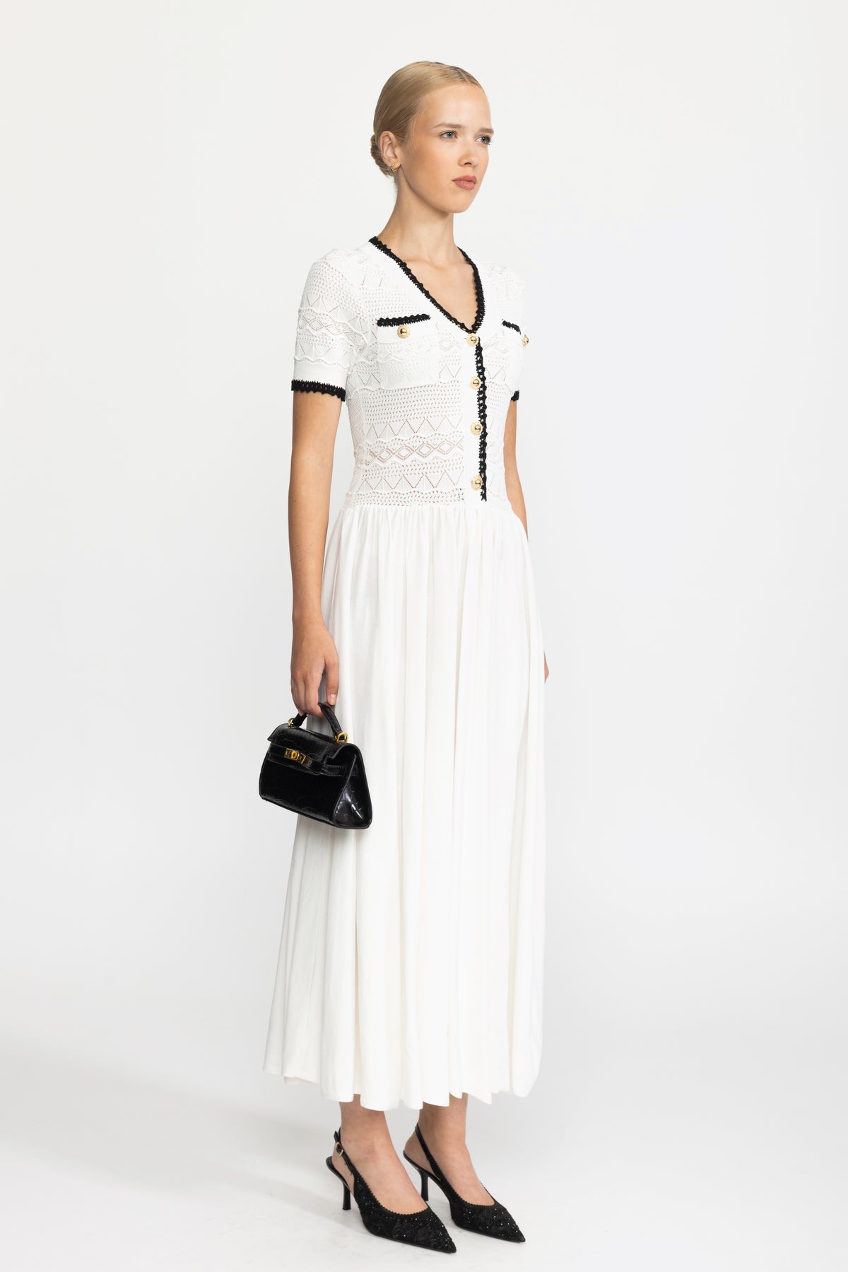 Abito maxi bianco con corpetto in maglia pointelle e cintura 