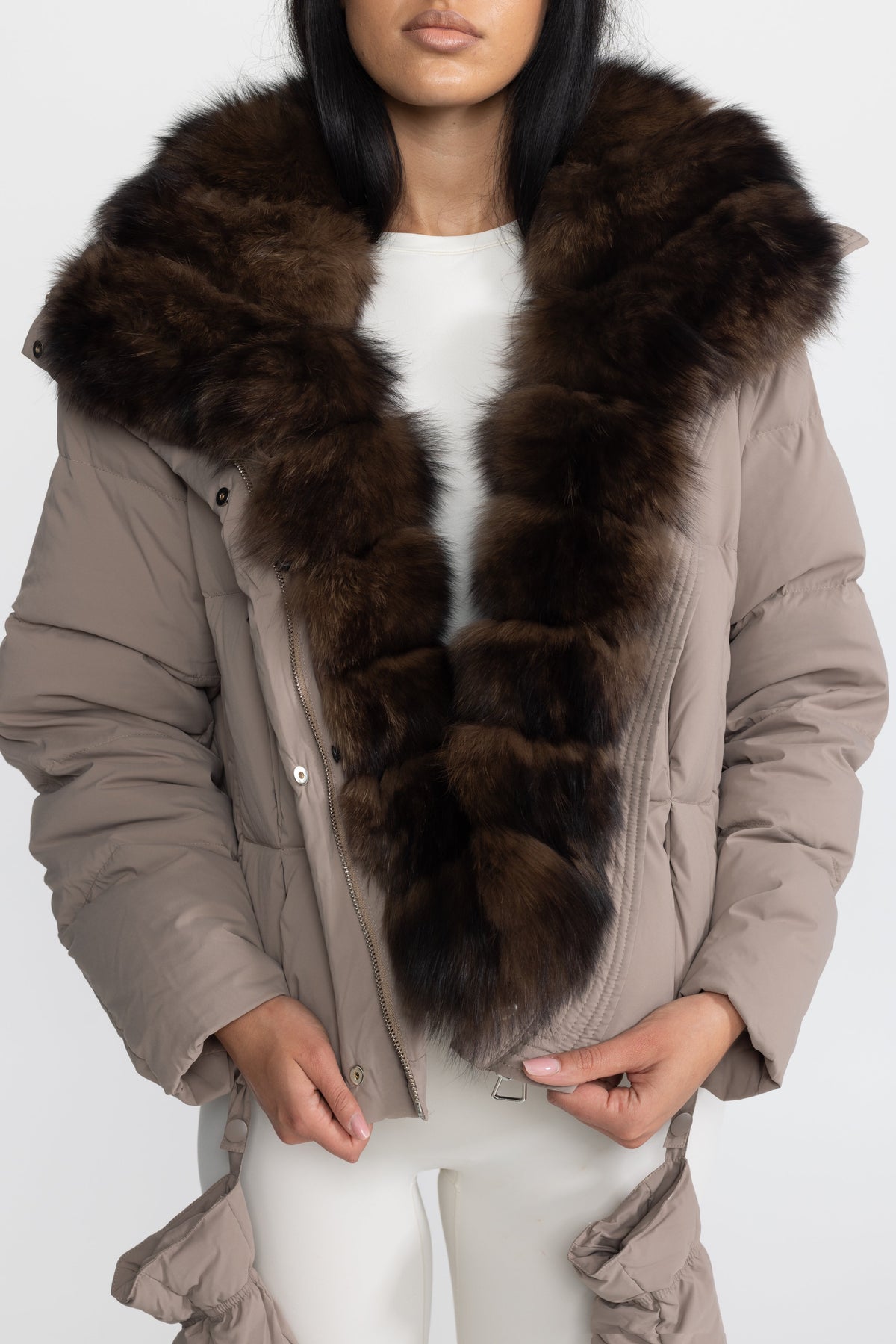 Piumino cropped con collo in pelliccia di volpe - tortora 
