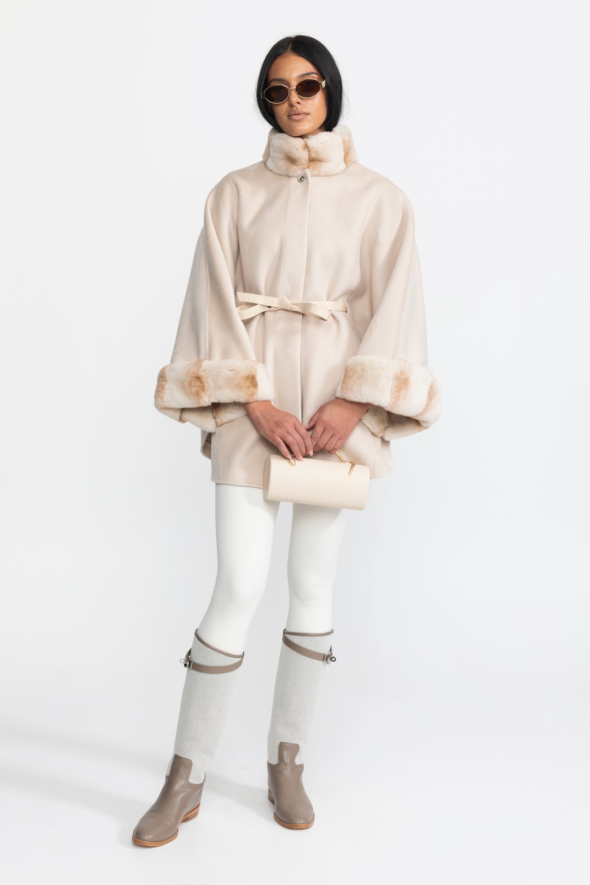 Mantella cappotto in lana con cintura, collo e polsini in pelliccia - Ivoire 
