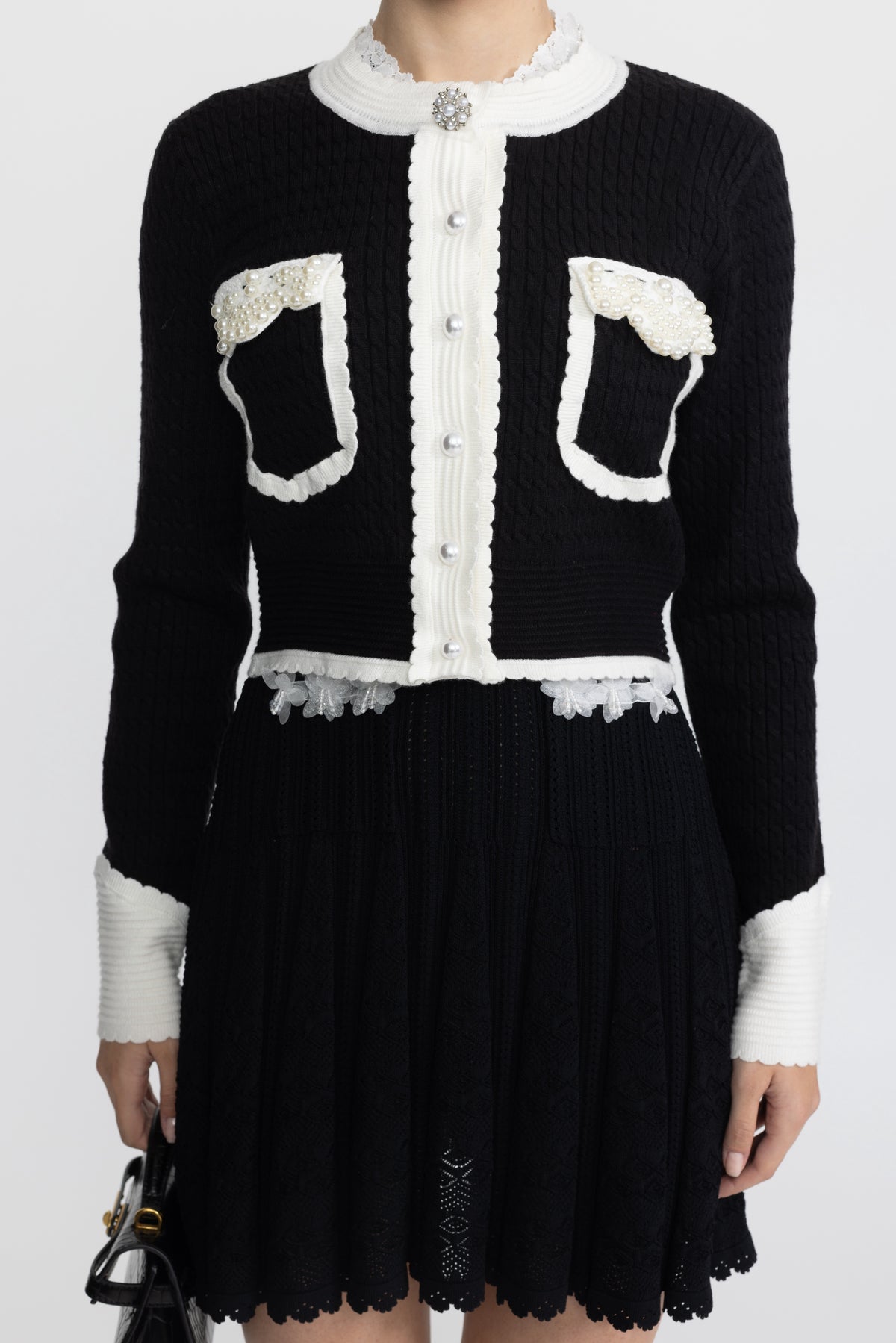 Cardigan cropped in maglia a trecce con profili a contrasto e perle applicate - Nero 
