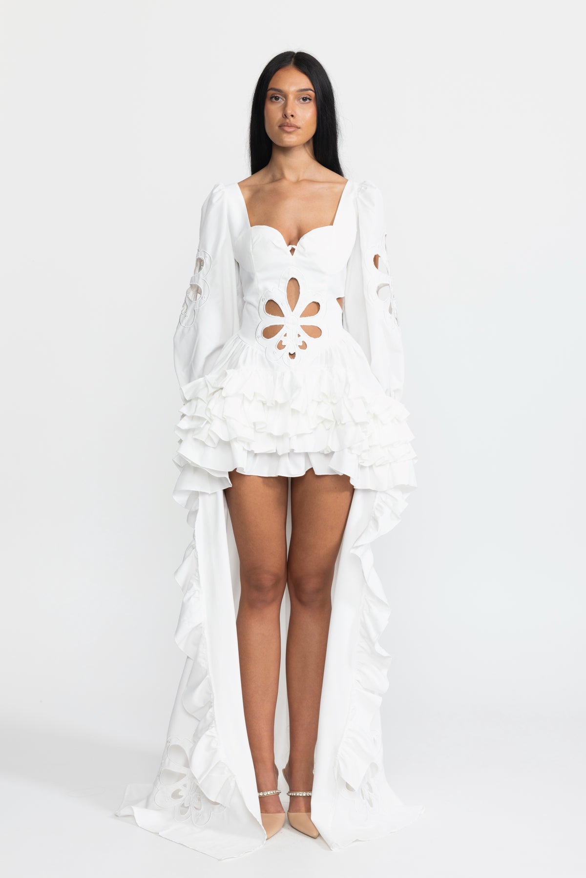 Abito lungo bianco con ricami, cut-out, maniche a sbuffo e balze high-low 