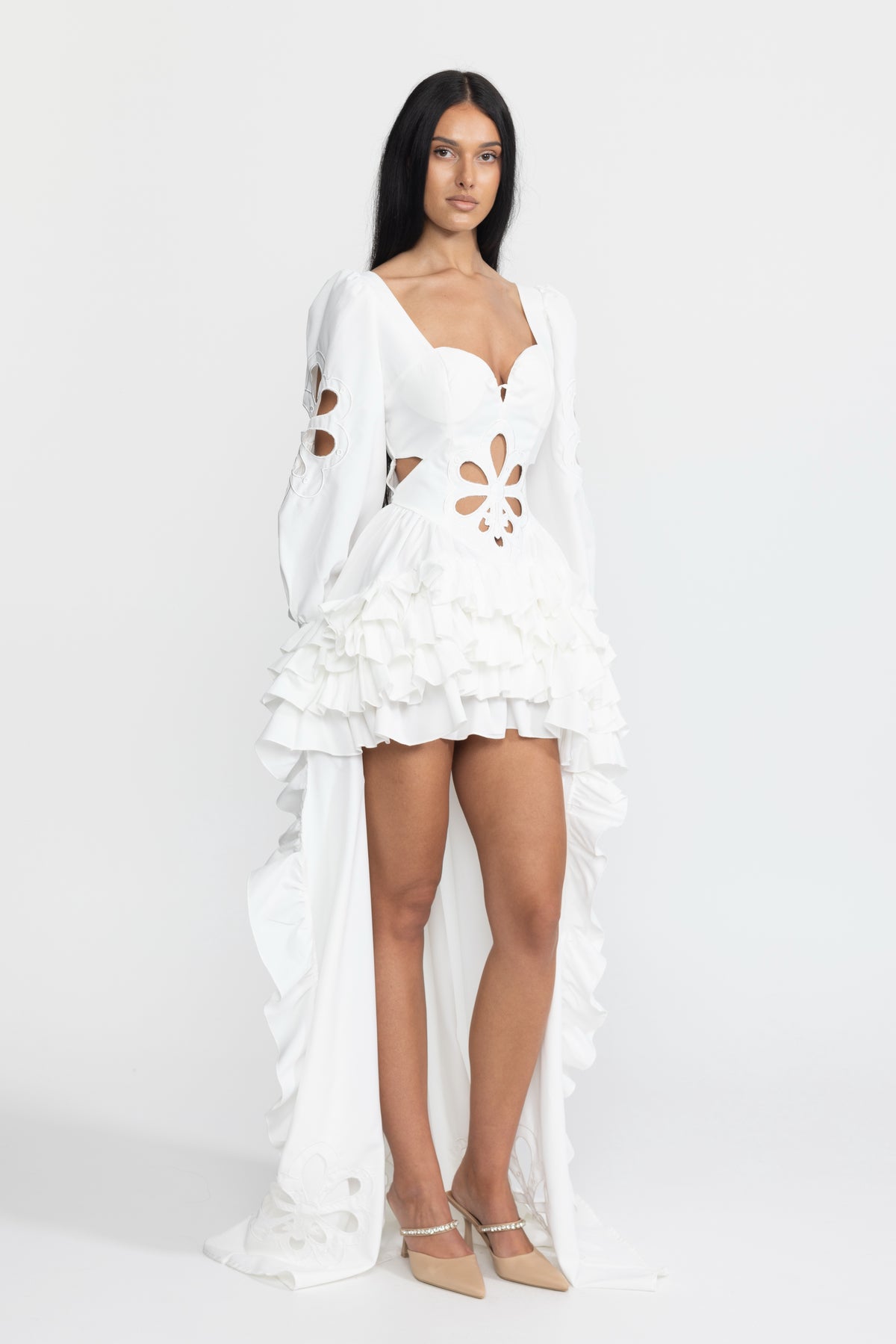 Abito lungo bianco con ricami, cut-out, maniche a sbuffo e balze high-low 