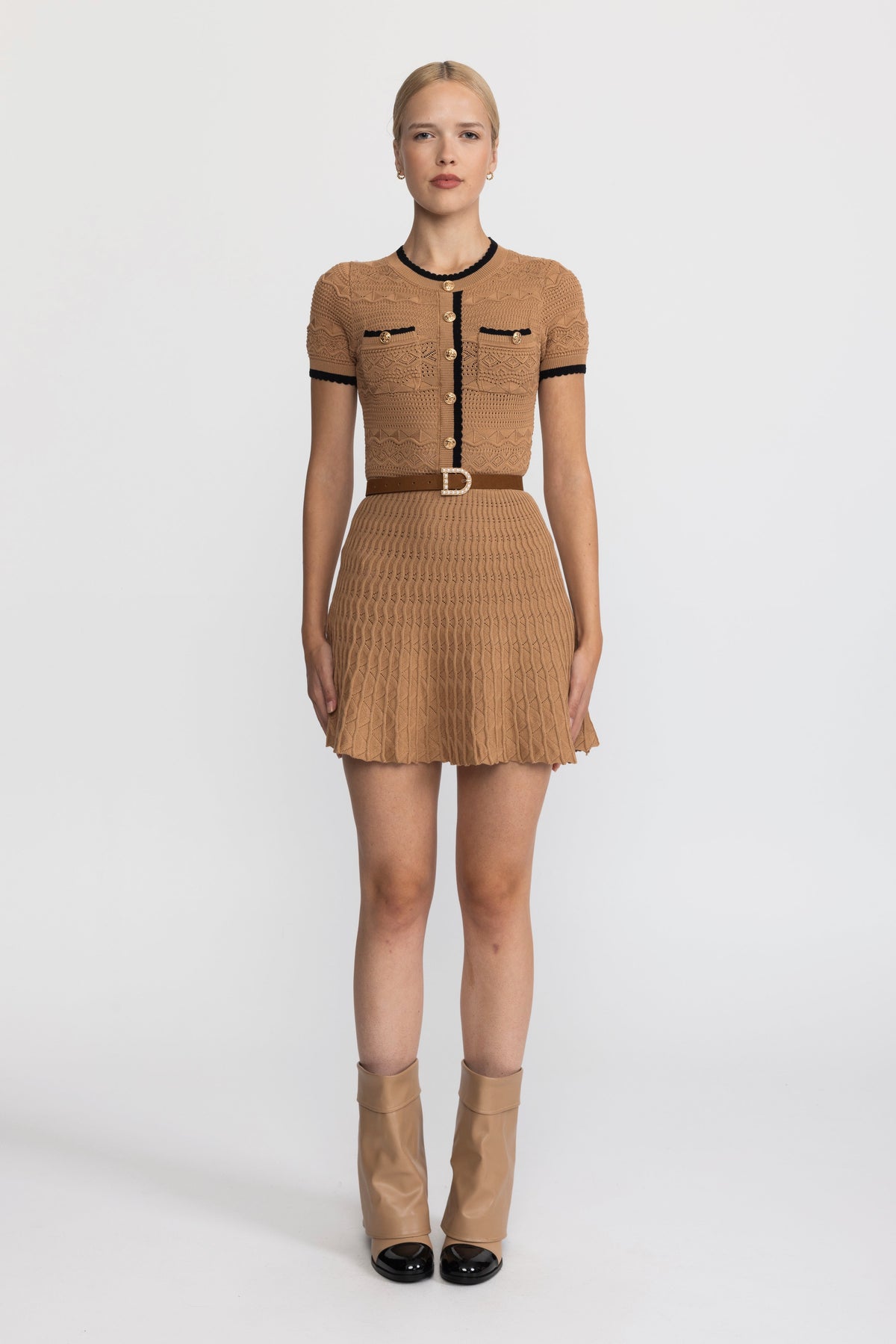 Mini abito in maglia pointelle con cintura e finiture a contrasto - Cammello 