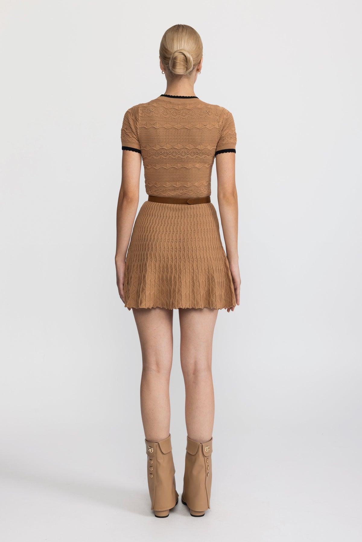 Mini abito in maglia pointelle con cintura e finiture a contrasto - Cammello 
