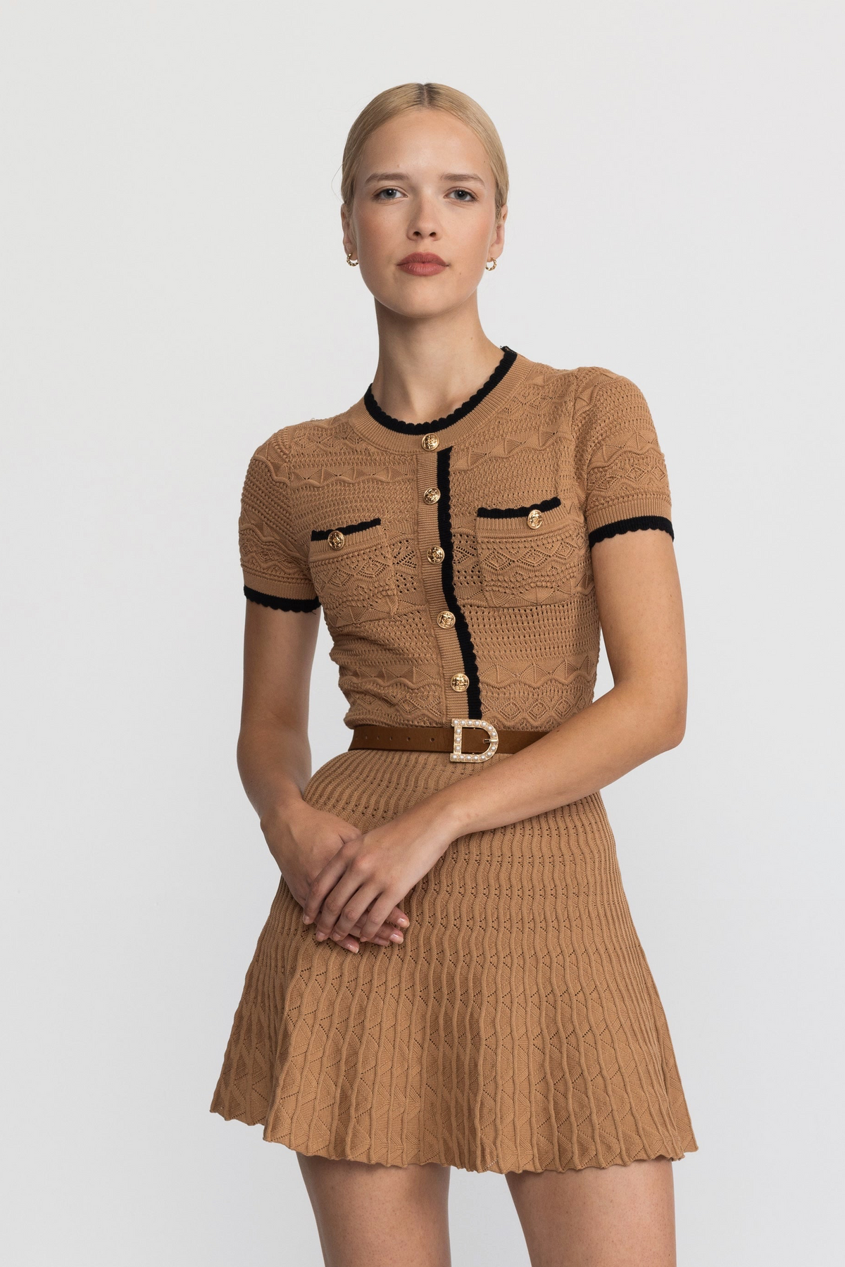 Mini abito in maglia pointelle con cintura e finiture a contrasto - Cammello 