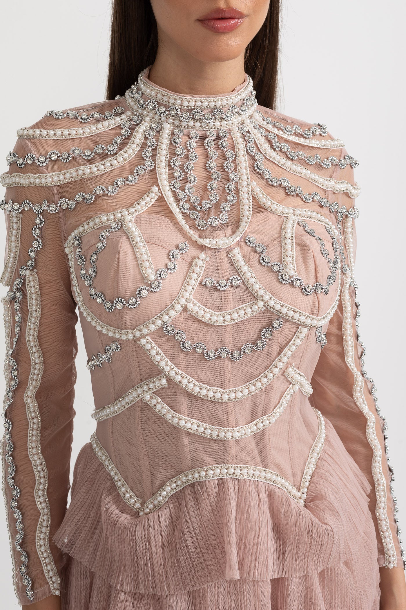 Elegante abito a maniche lunghe con gonna a balze sovrapposte e dettagli scintillanti e intricati - Rosa 