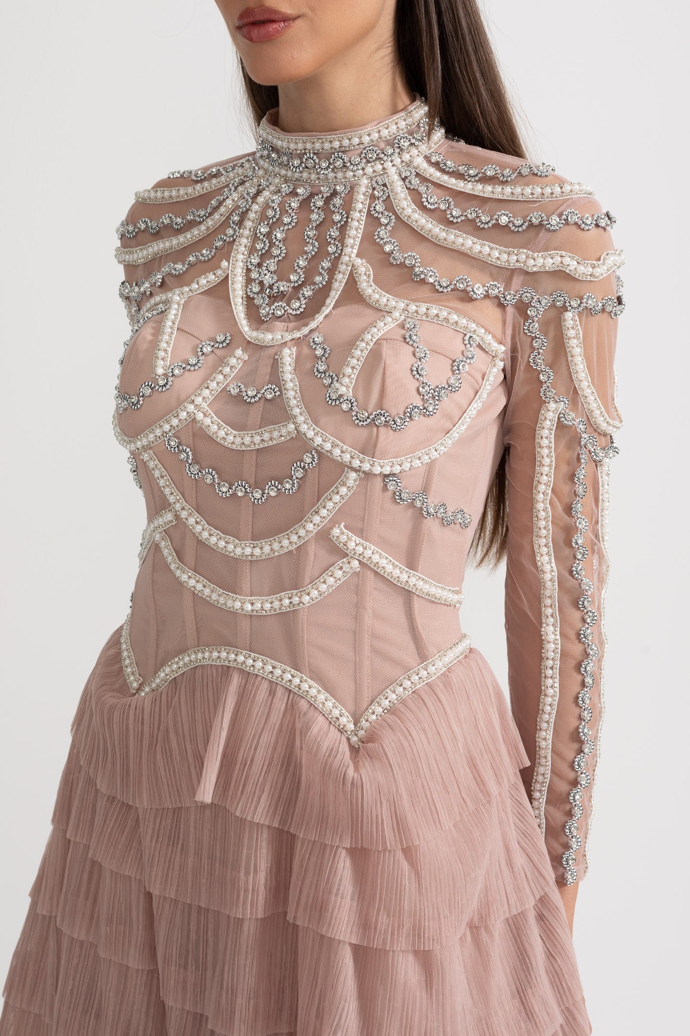 Elegante abito a maniche lunghe con gonna a balze sovrapposte e dettagli scintillanti e intricati - Rosa 