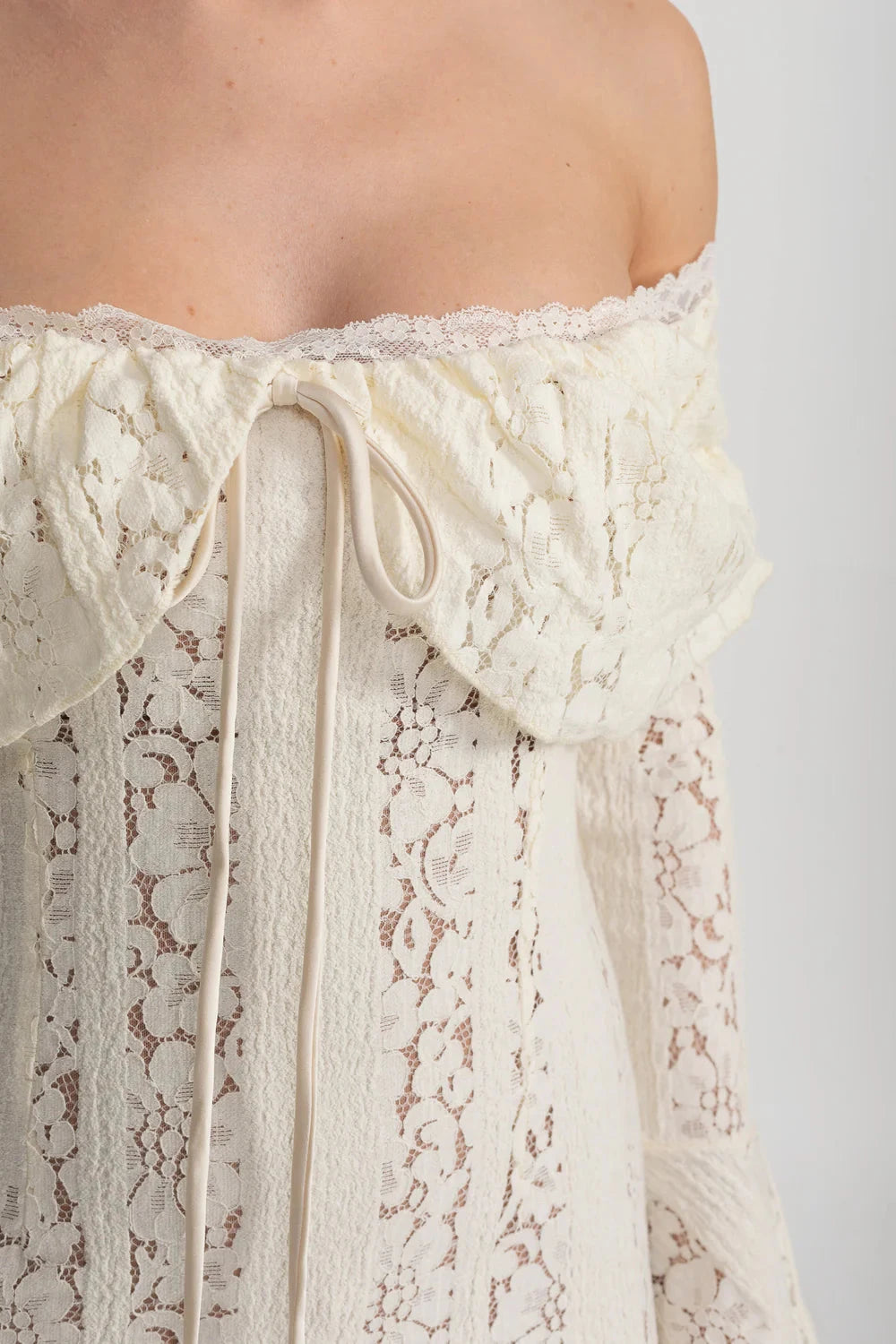 Elegante abito in pizzo con spalle scoperte e maniche lunghe svasate - Avorio 