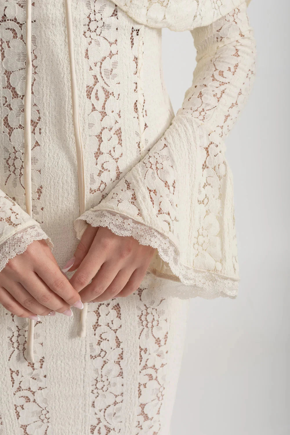 Elegante abito in pizzo con spalle scoperte e maniche lunghe svasate - Avorio 