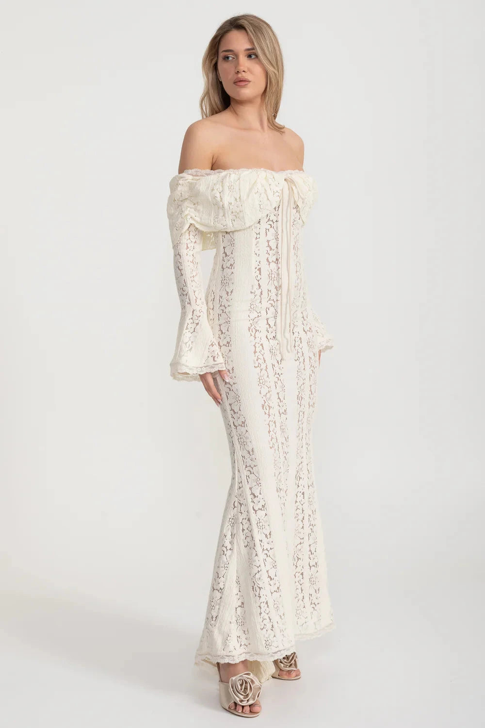 Elegante abito in pizzo con spalle scoperte e maniche lunghe svasate - Avorio 