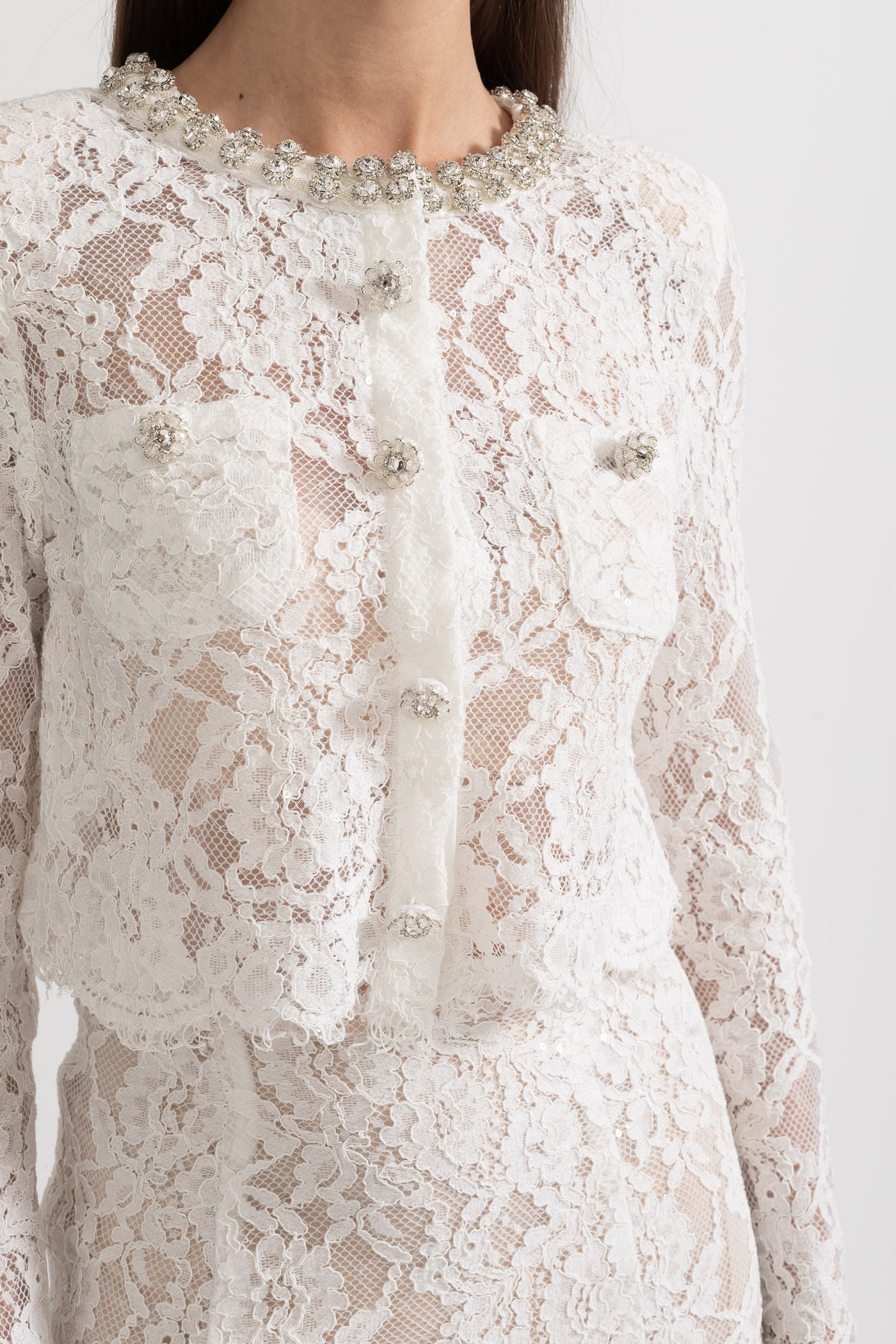 Coordinato in pizzo con decorazioni scintillanti sullo scollo e gonna midi - Bianco 