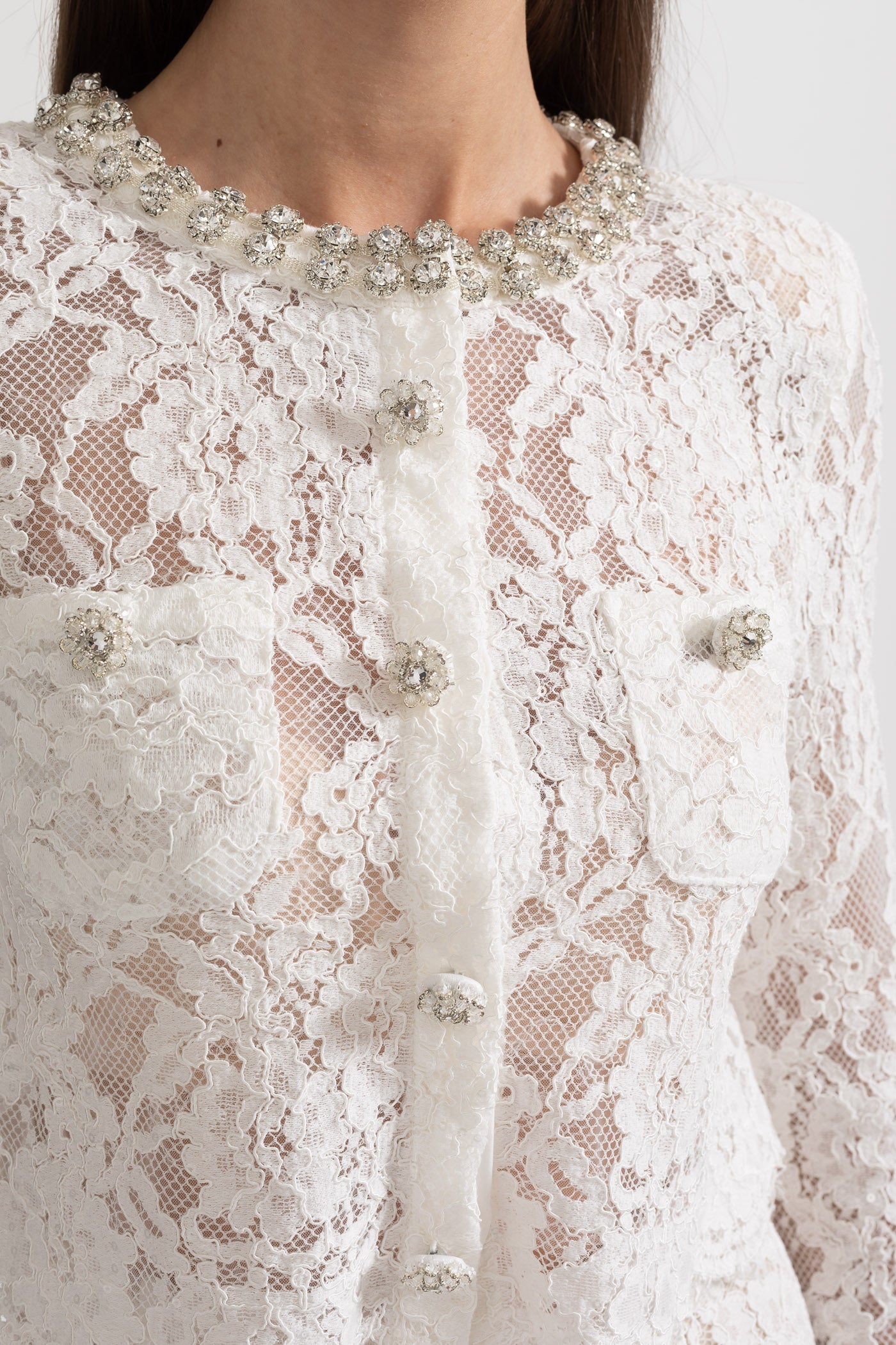 Coordinato in pizzo con decorazioni scintillanti sullo scollo e gonna midi - Bianco 