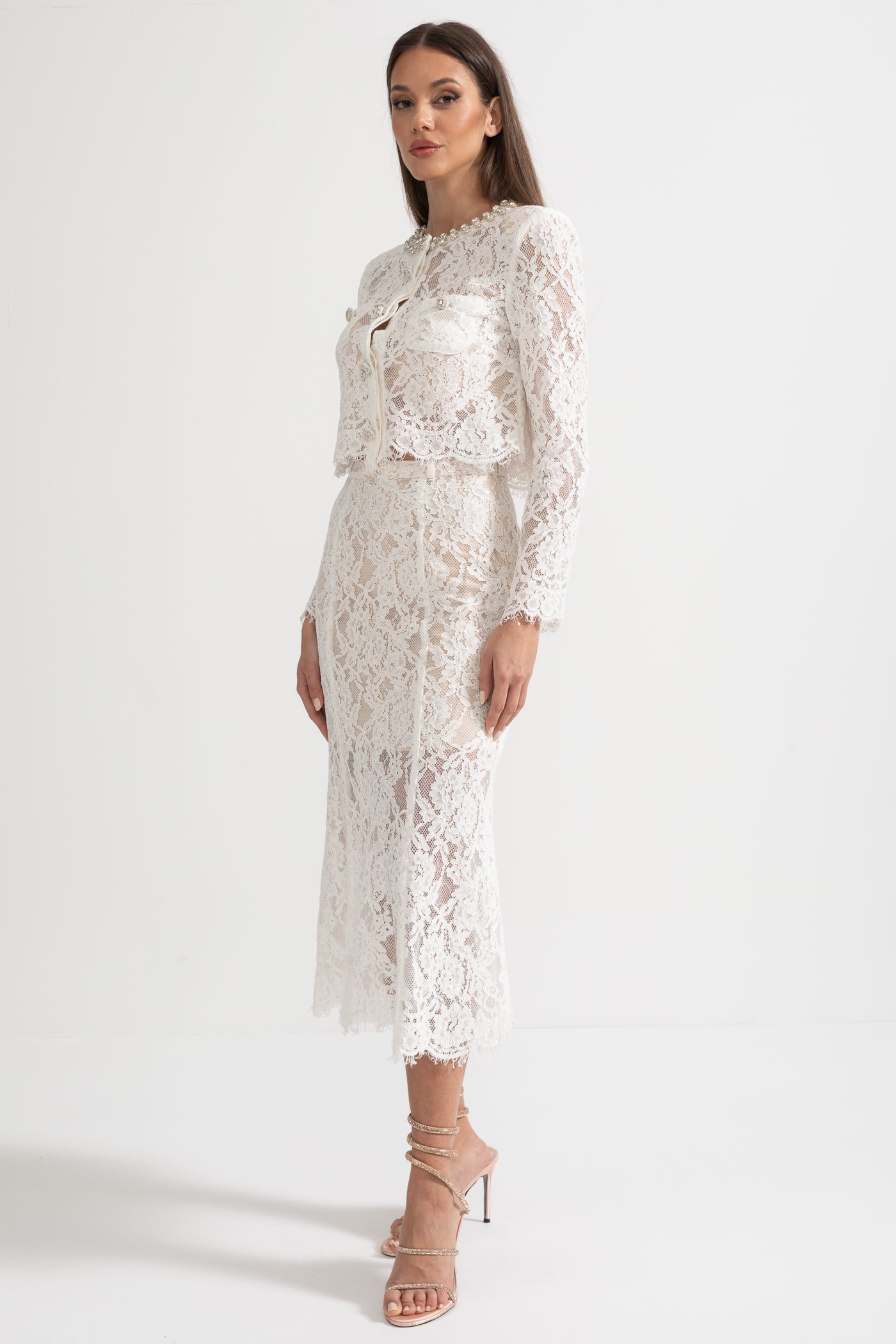 Coordinato in pizzo con decorazioni scintillanti sullo scollo e gonna midi - Bianco 