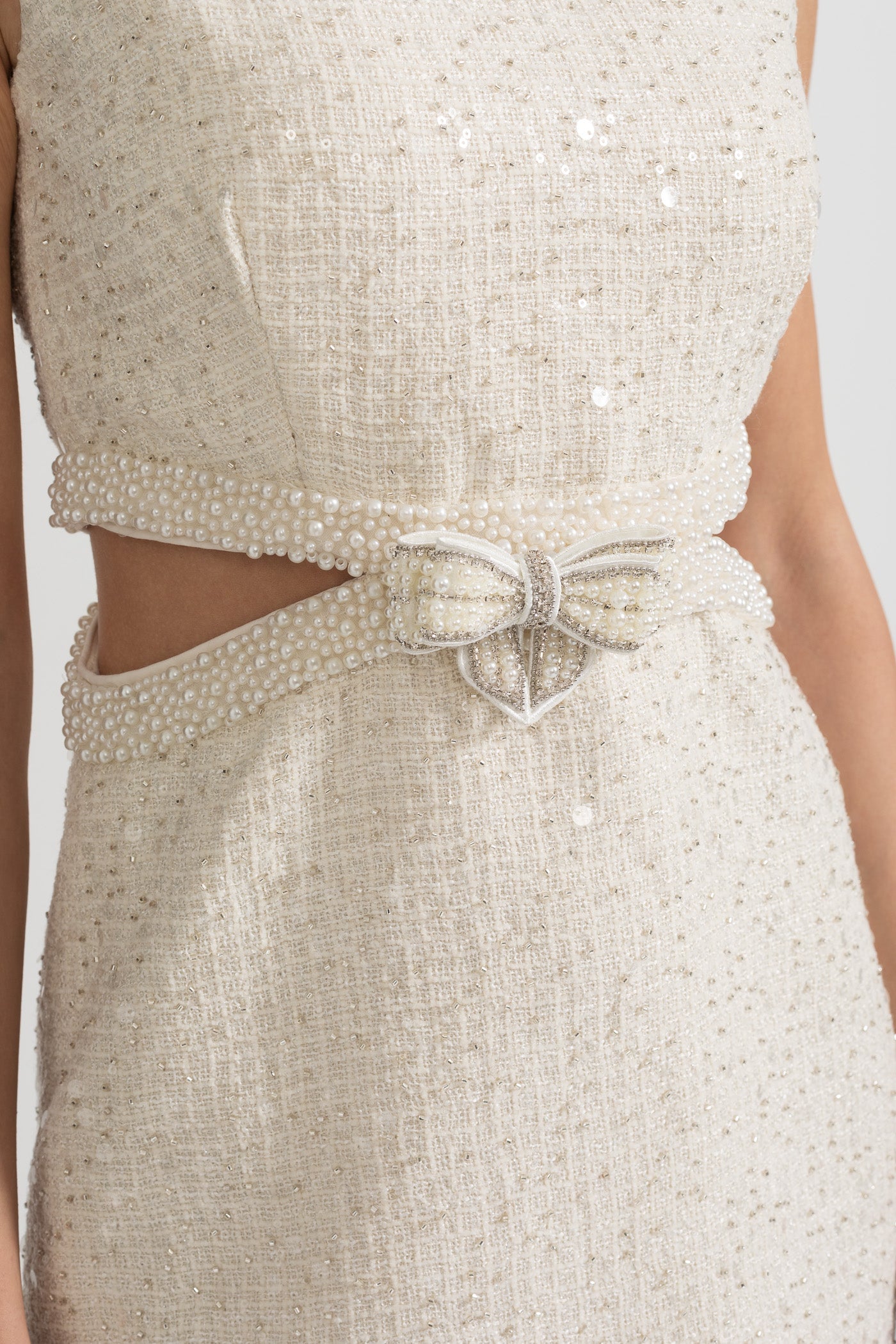 Mini abito senza maniche con paillettes, ritagli in vita e fiocco - Avorio 