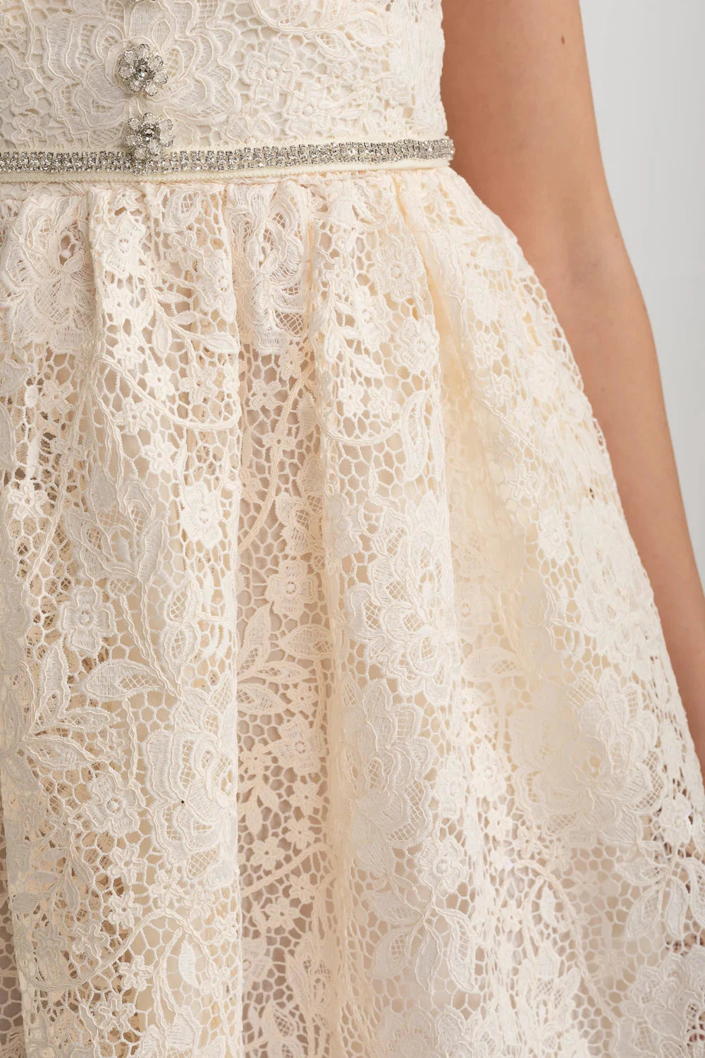 Abito in pizzo a maniche corte con scollo rotondo e fiocco decorativo - Avorio 