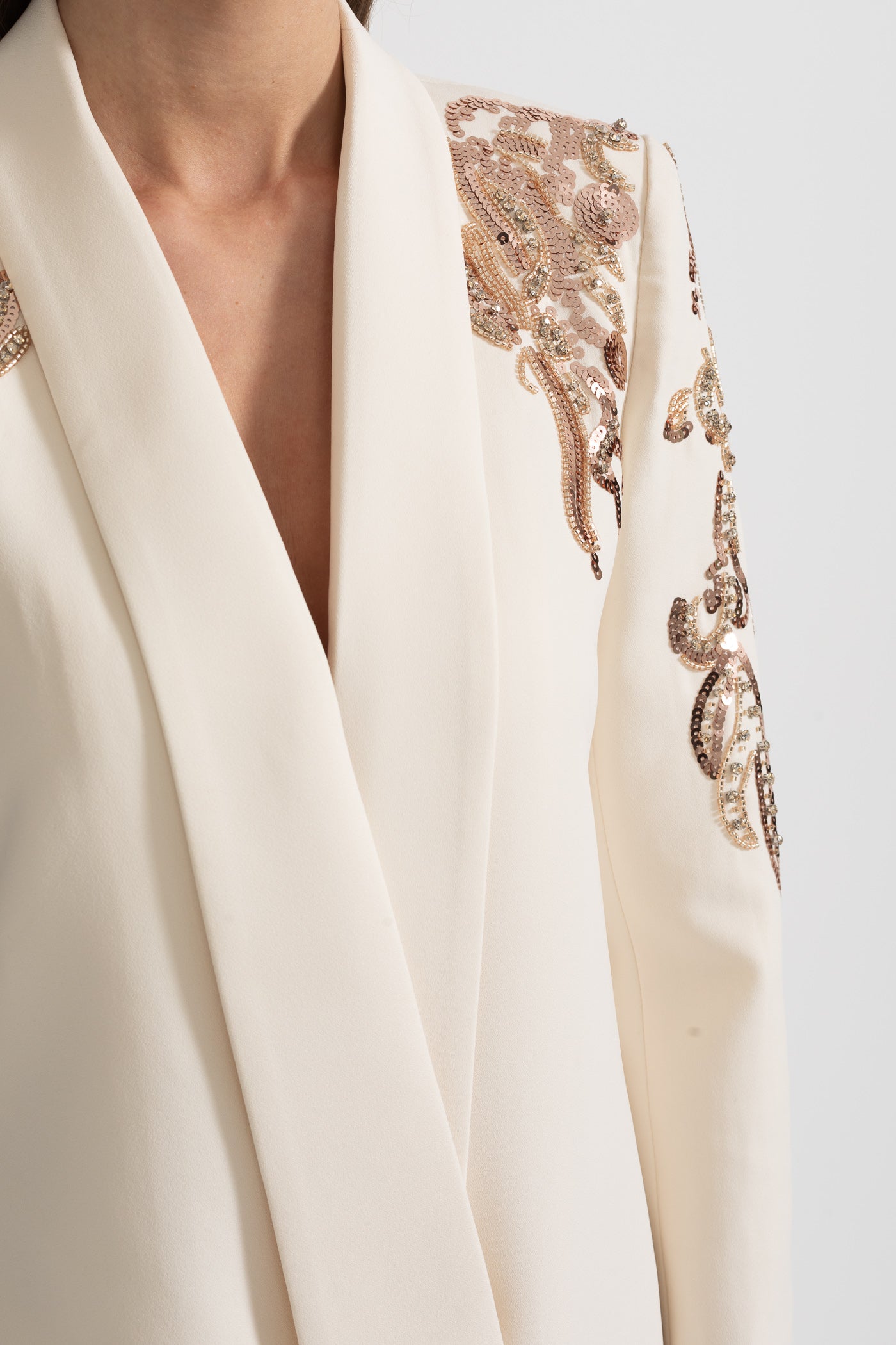 Blazer drappeggiato con ricamo intricato sulle spalle - Ivoire 