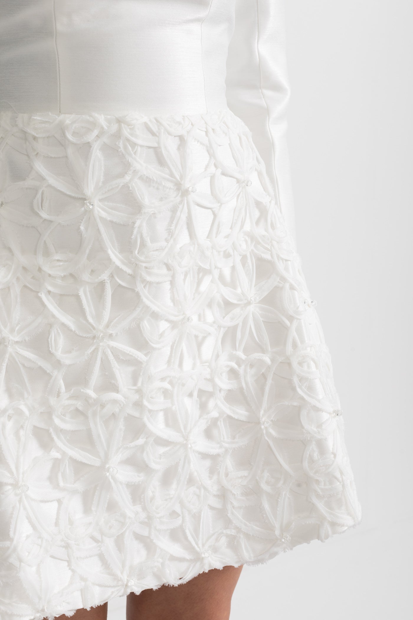 Mini abito testurizzato con bolero scultoreo staccabile sulla spalla - Bianco 