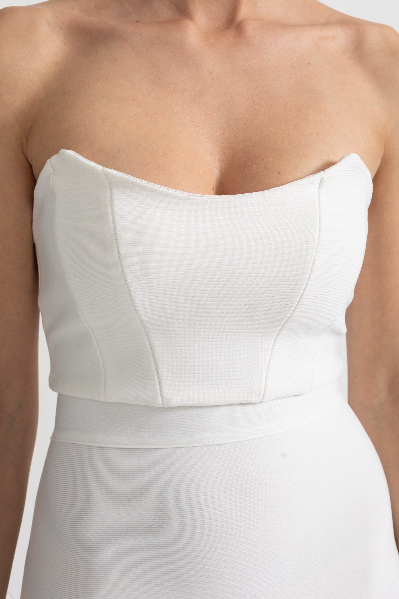 Abito senza spalline con bordo di piume, corpetto aderente e orlo asimmetrico - Bianco 