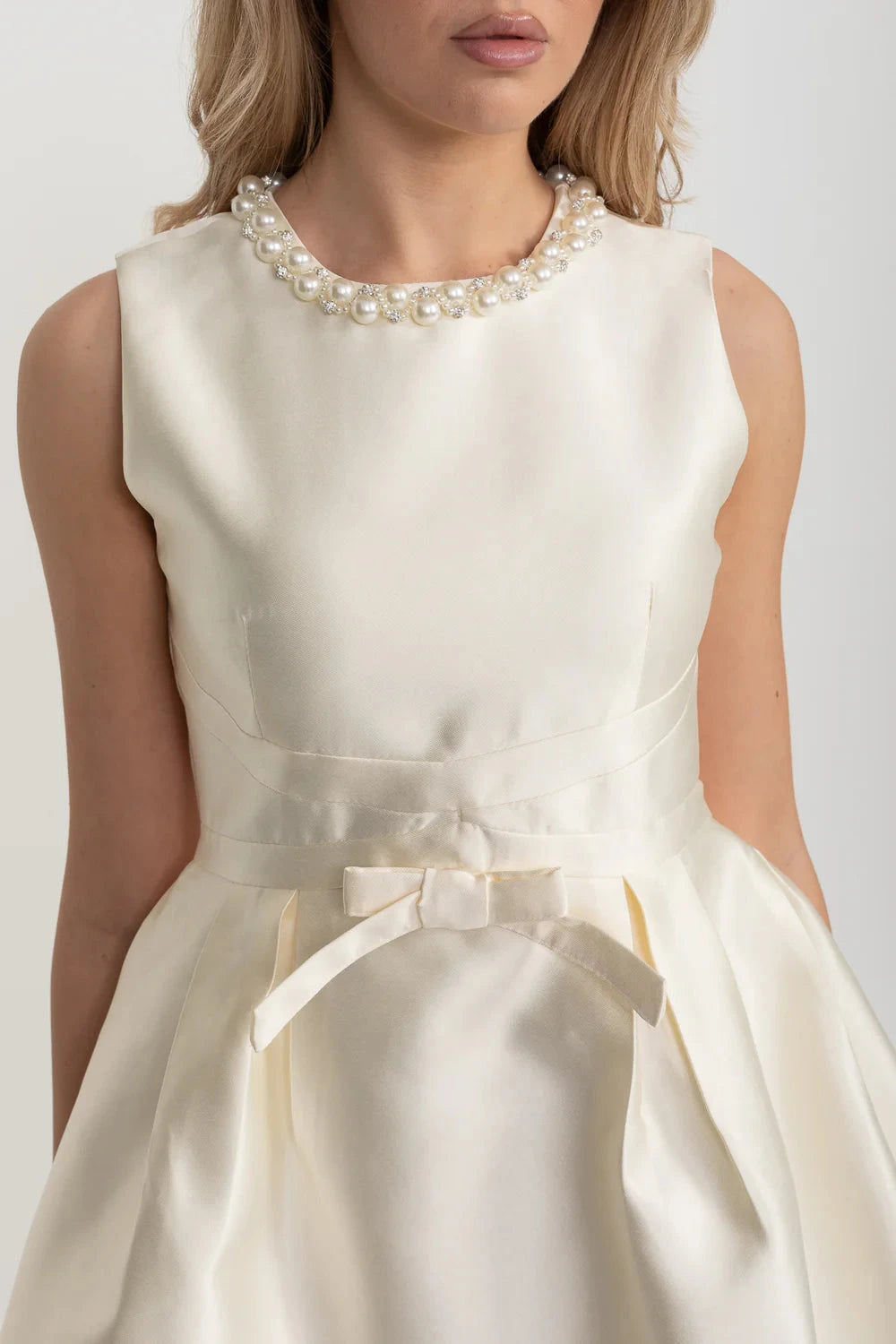 Elegant Fitted Dress With Pearl-Embellished Round Neckline And Bow Waistline Accent - Ivoire