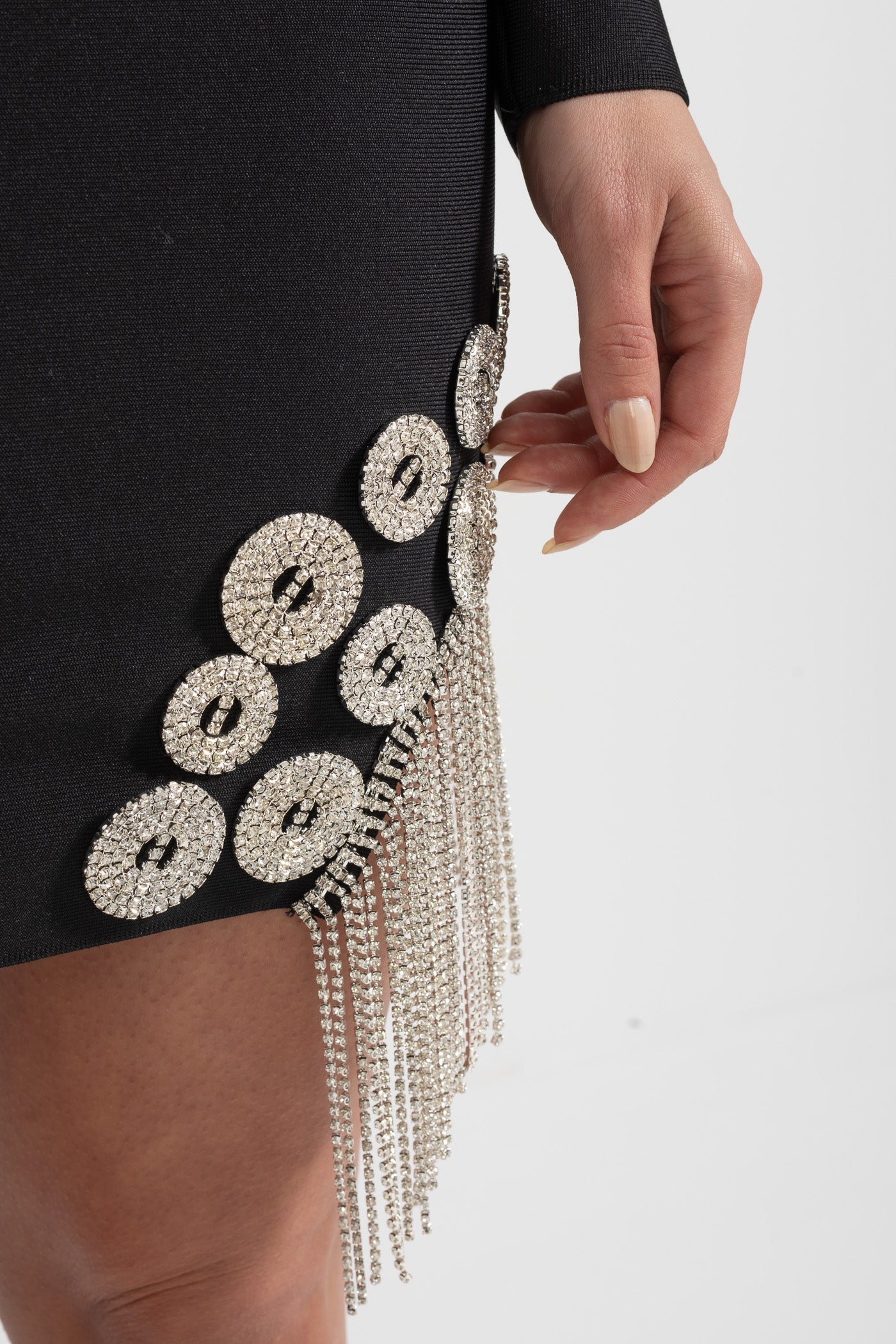 Abito Blazer con Cristalli, Spalle Strutturate, Scollo Profondo a V e Orlo con Frange Brillanti - Nero 