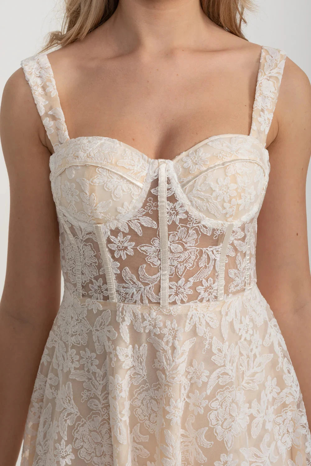 Abito elegante in pizzo con corpetto aderente e delicati motivi floreali - Avorio 