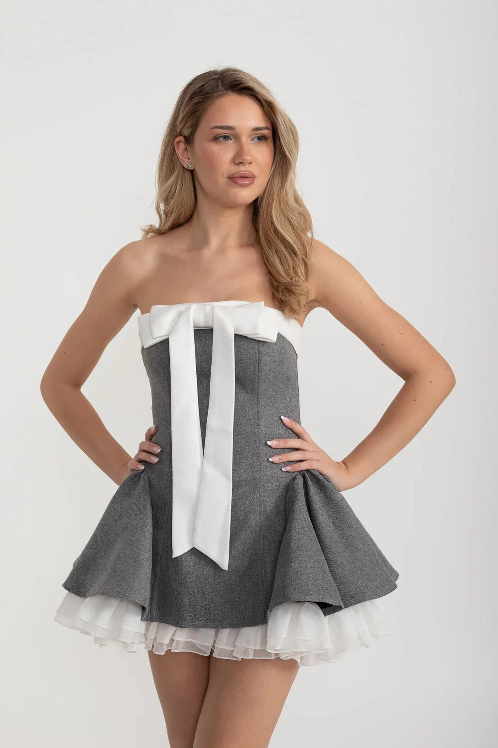 Abito Mini con Corsetto Senza Spalline, Gonna Svasata e Fiocco Bianco - Grigio 