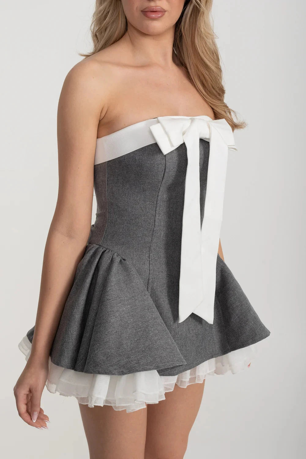 Abito Mini con Corsetto Senza Spalline, Gonna Svasata e Fiocco Bianco - Grigio 