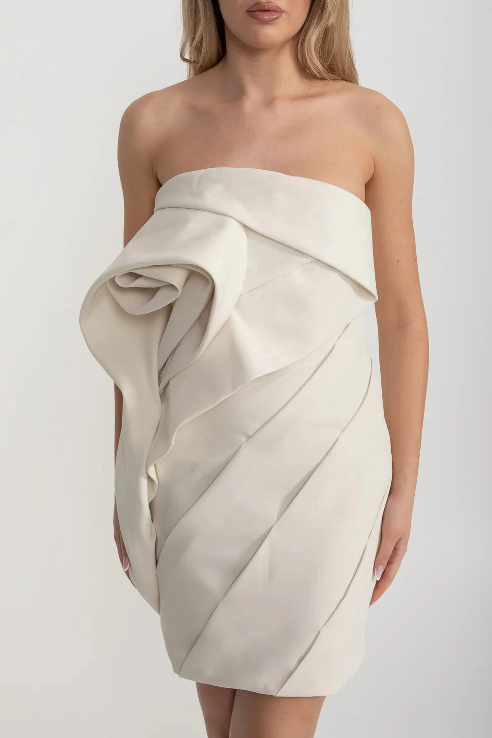 Mini abito aderente con pieghe e volute intricate - Beige 