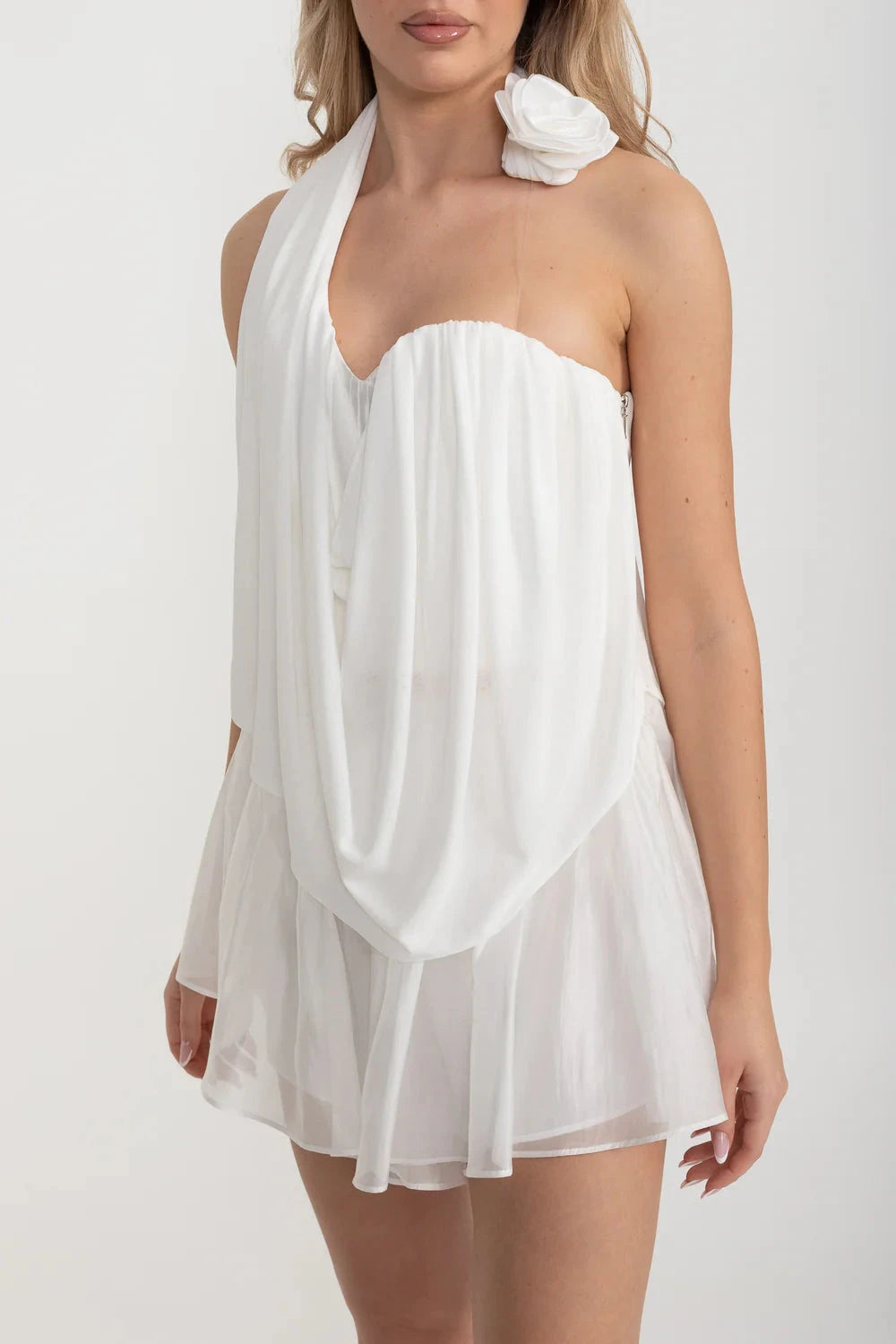 Co-ord drappeggiato con top decorato da fiori e gonna trasparente abbinata - Bianco 