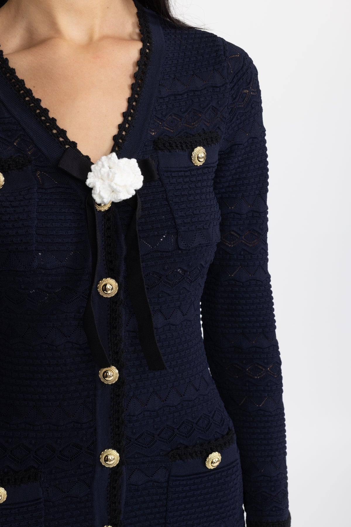 Abito midi in maglia con bordi all'uncinetto, bottoni e spilla a fiore - Navy 