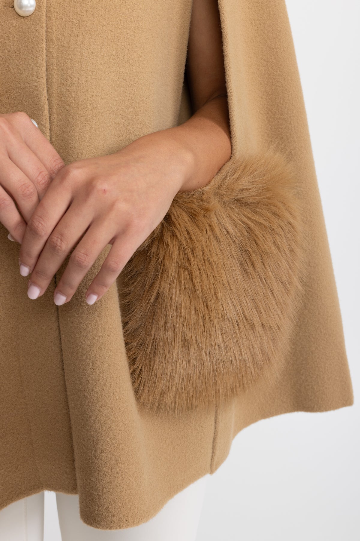 Mantella con collo impreziosito da perle e tasche in eco-pelliccia - Cammello 