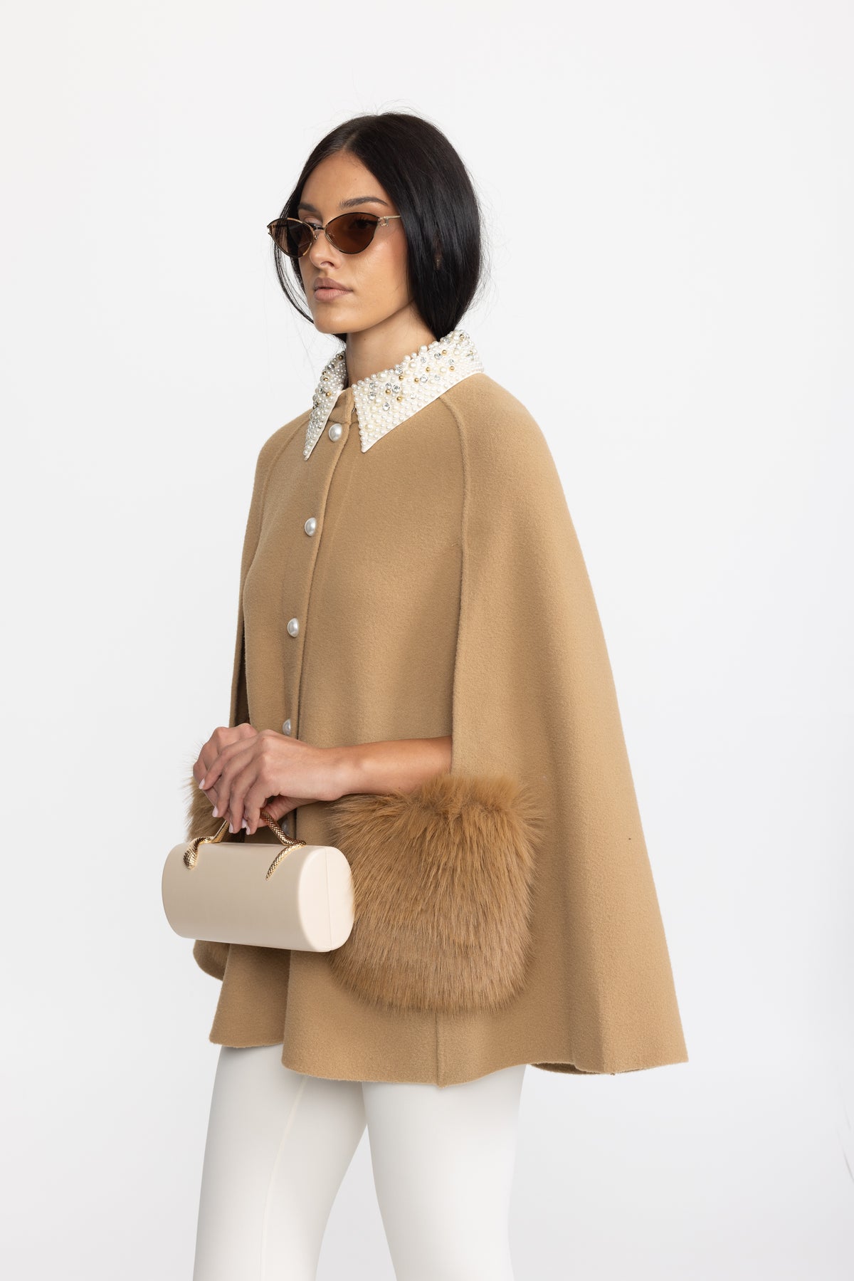 Mantella con collo impreziosito da perle e tasche in eco-pelliccia - Cammello 