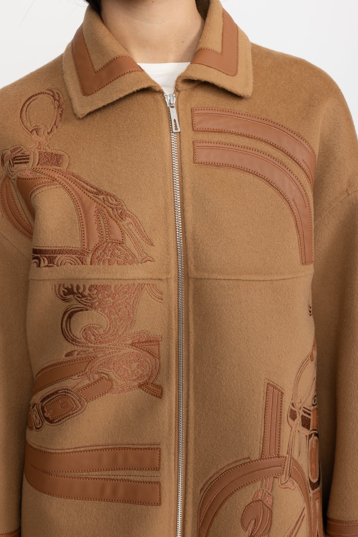 Cappotto con zip in lana ricamata con applicazione equestre - Cammello 